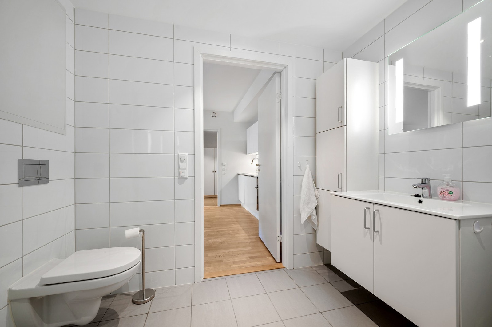 Badet er innredet med glatte fronter med heldekkende servant, innfellbare dusjdører og mekanisk avtrekk med mer. Galleribilde