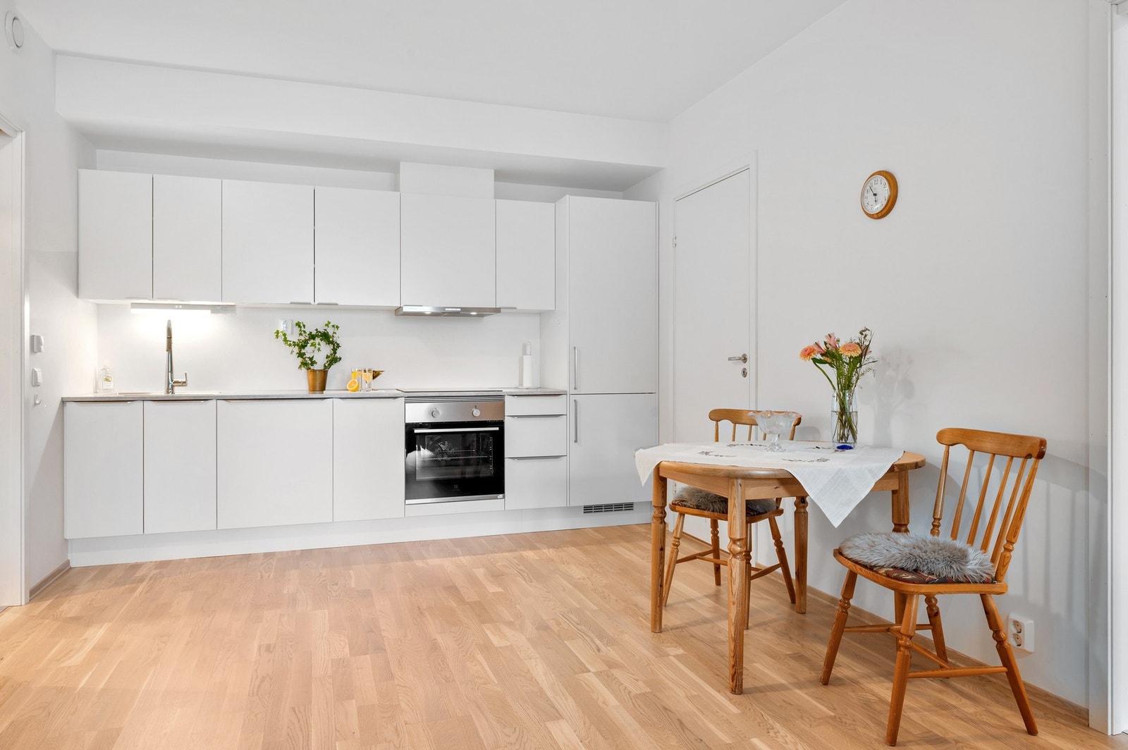 Hvit kjøkkeninnredning i en moderne utførelse. Galleribilde