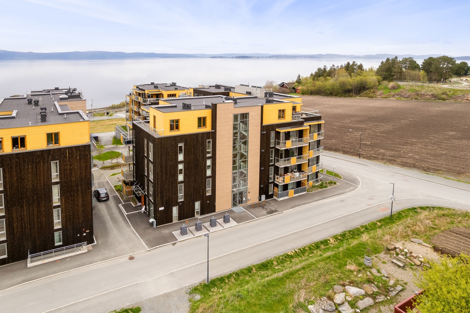 Leiligheten ligger i nærhet av gode fasiliteter, turforhold og tog/buss forbindelser. Galleribilde