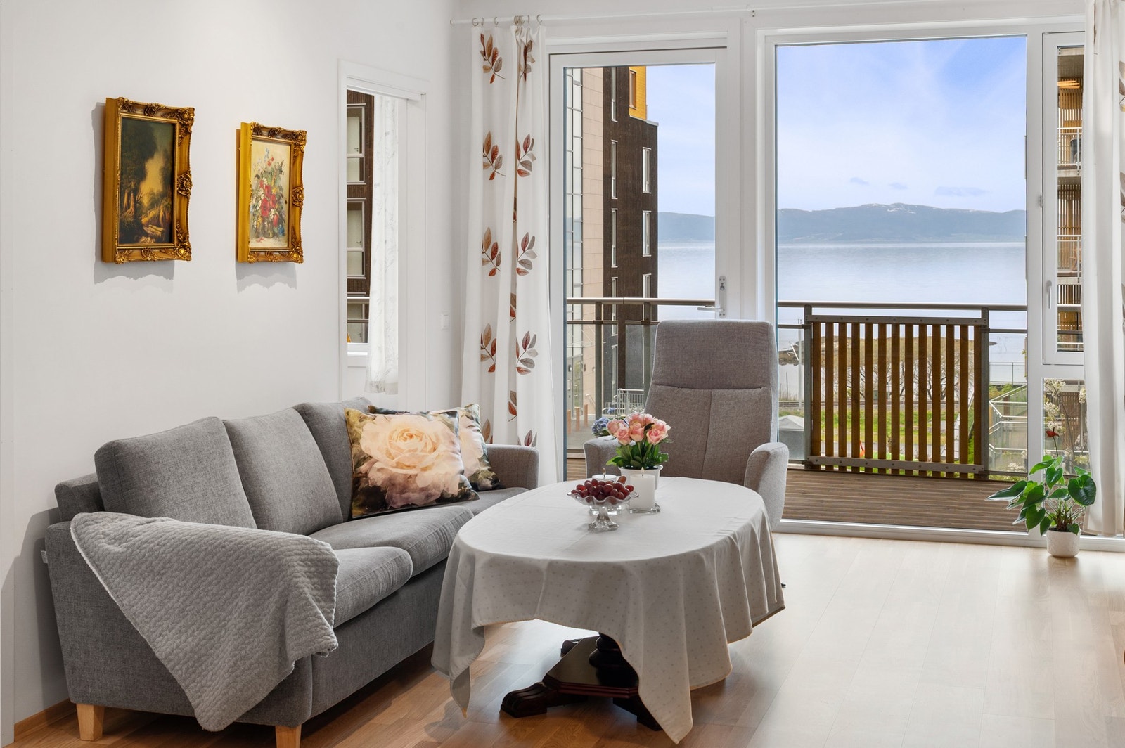 Du har en arealeffektiv, lys og åpen stue/kjøkken løsning. Galleribilde