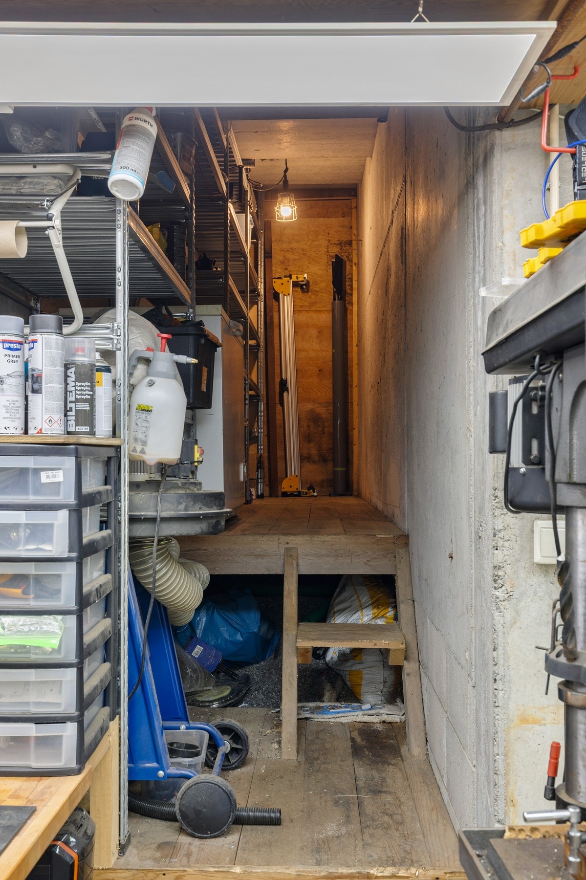 Garasjen en gang som fører videre inn til hovedbolig. Denne er ikke ferdig etablet Galleribilde