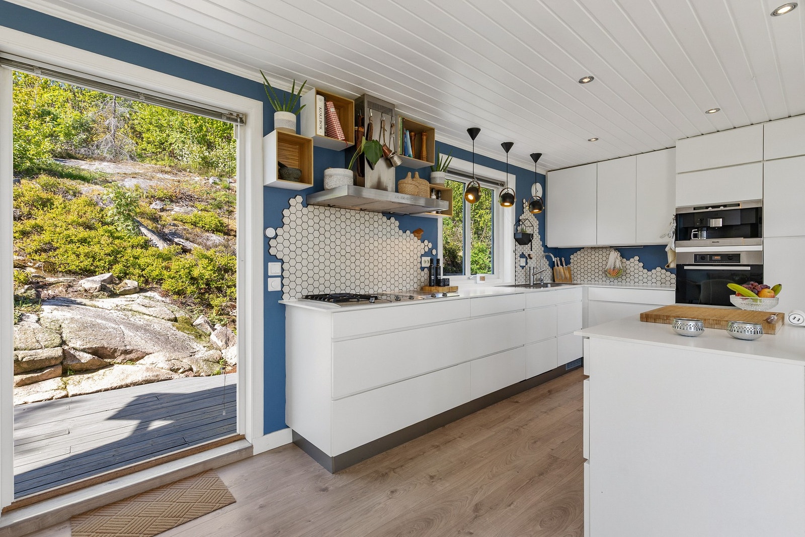 Kjøkkenet har nedfelt oppvaskkum med ett-greps armatur, og integrerte hvitevarer som stekeovn, dampovn, platetopp, oppvaskmaskin, kjøleskap og fryser Galleribilde