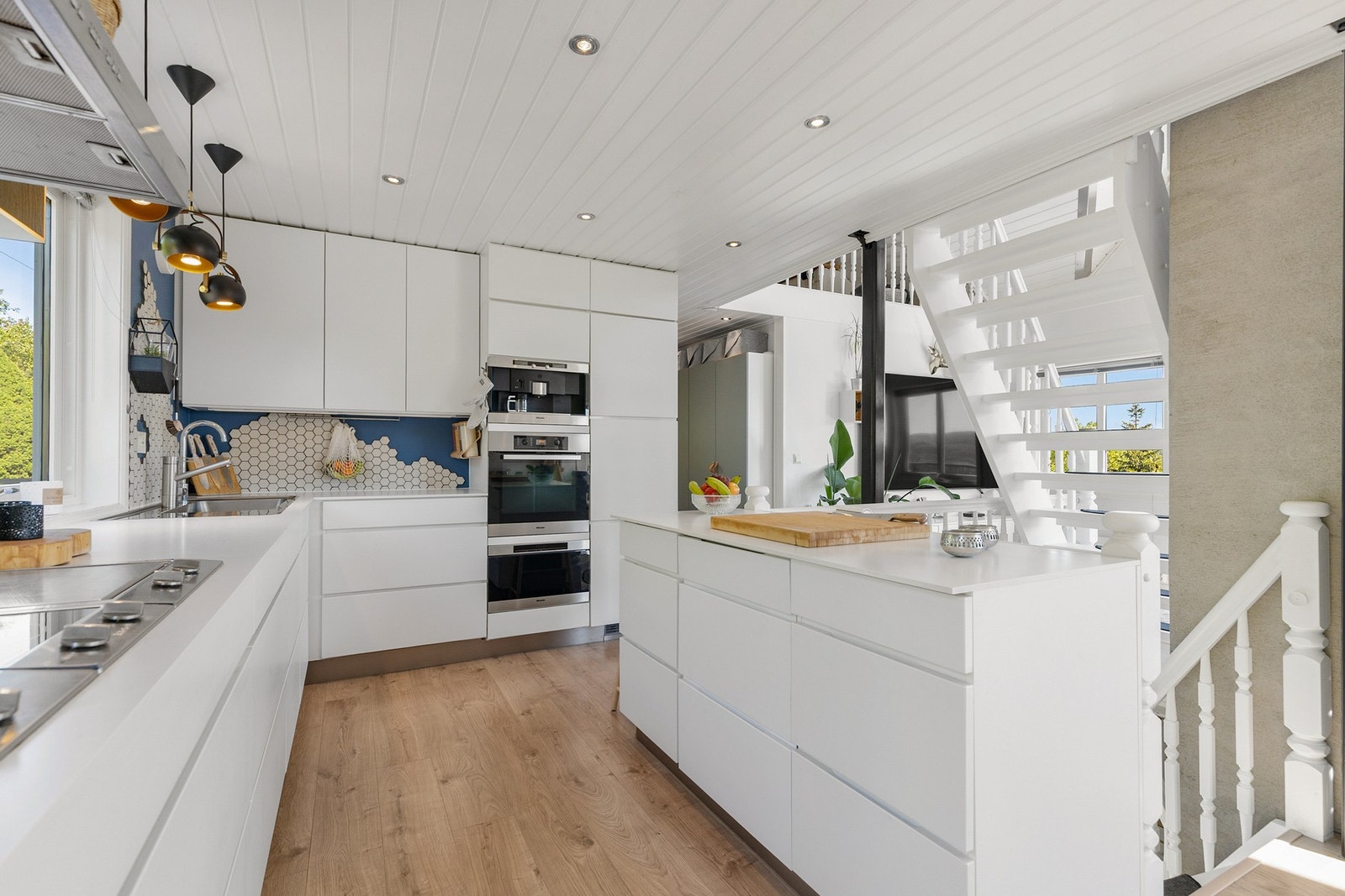 Innredningen har godt med skap- og benkeplass Galleribilde