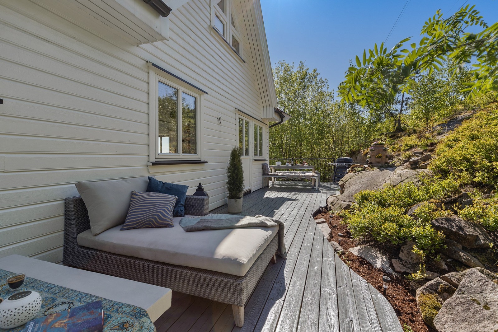 Fra kjøkkenet er det en direkte utgang til en skjermet uteplass Galleribilde