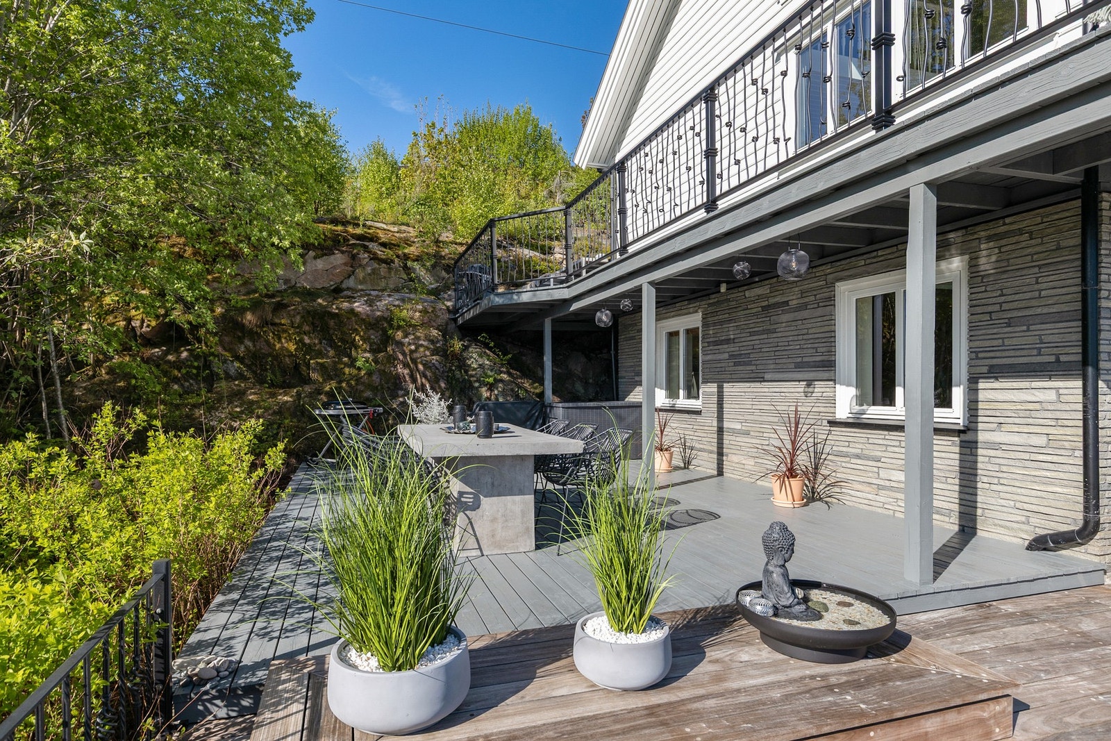 Solrik uteplass med skjermet beliggenhet Galleribilde