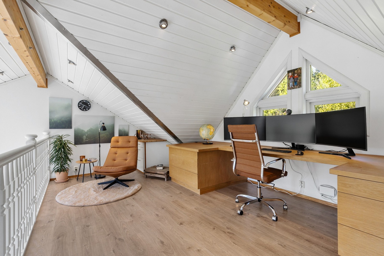 Deler av rommet er innredet til et romslig hjemmekontor Galleribilde