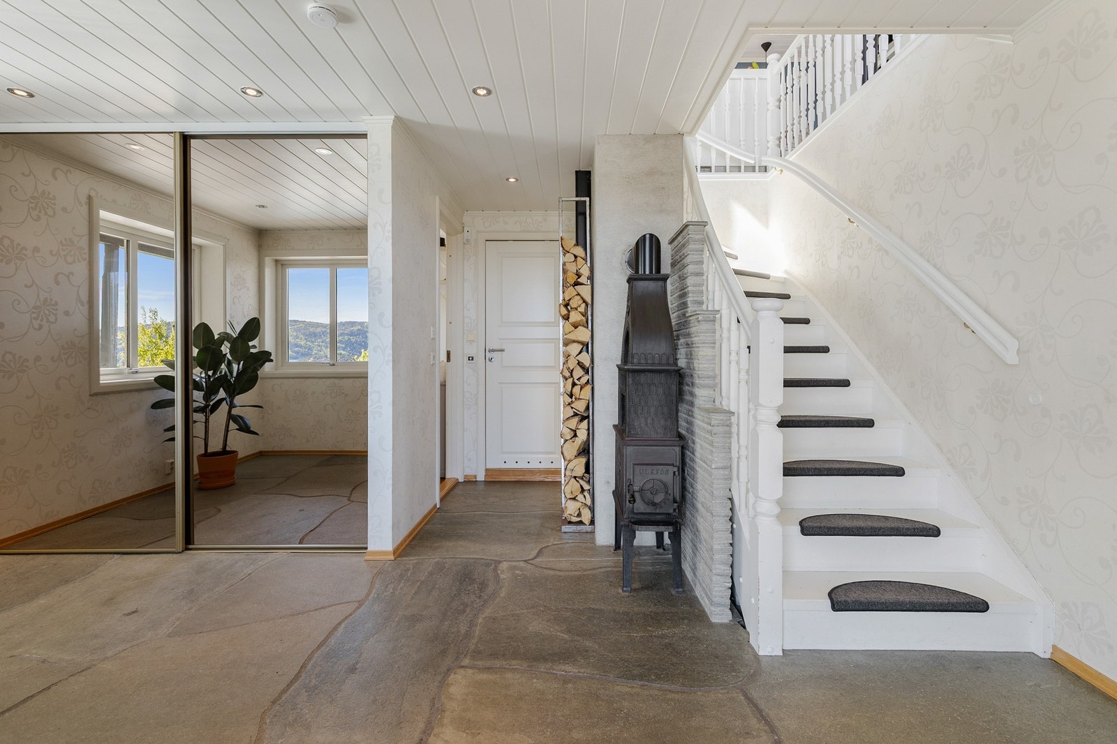 Det er fin oppbevaringsplass for yttertøy og sko i stor skyvedørsgarderobe med speilfronter Galleribilde