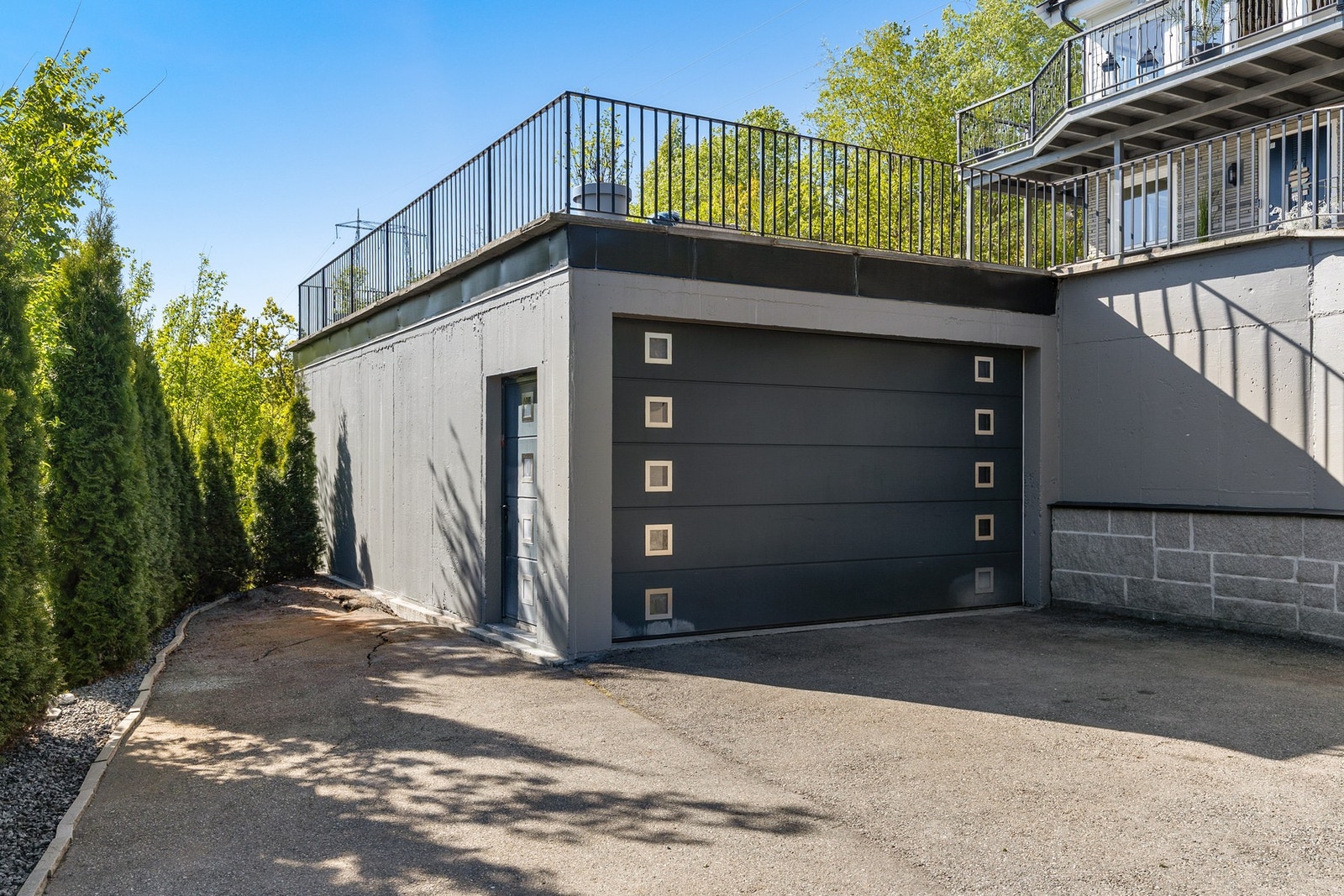 Garasjen har eget sikringsskap og elektrisk port Galleribilde