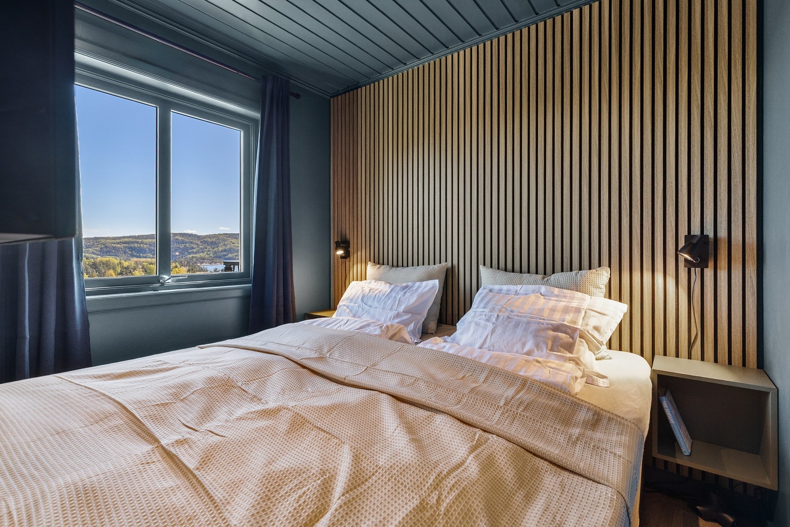 Hovedsoverommet har laminat på gulv, slett flate og moderne spilepanel på vegger samt malt panel i himling Galleribilde