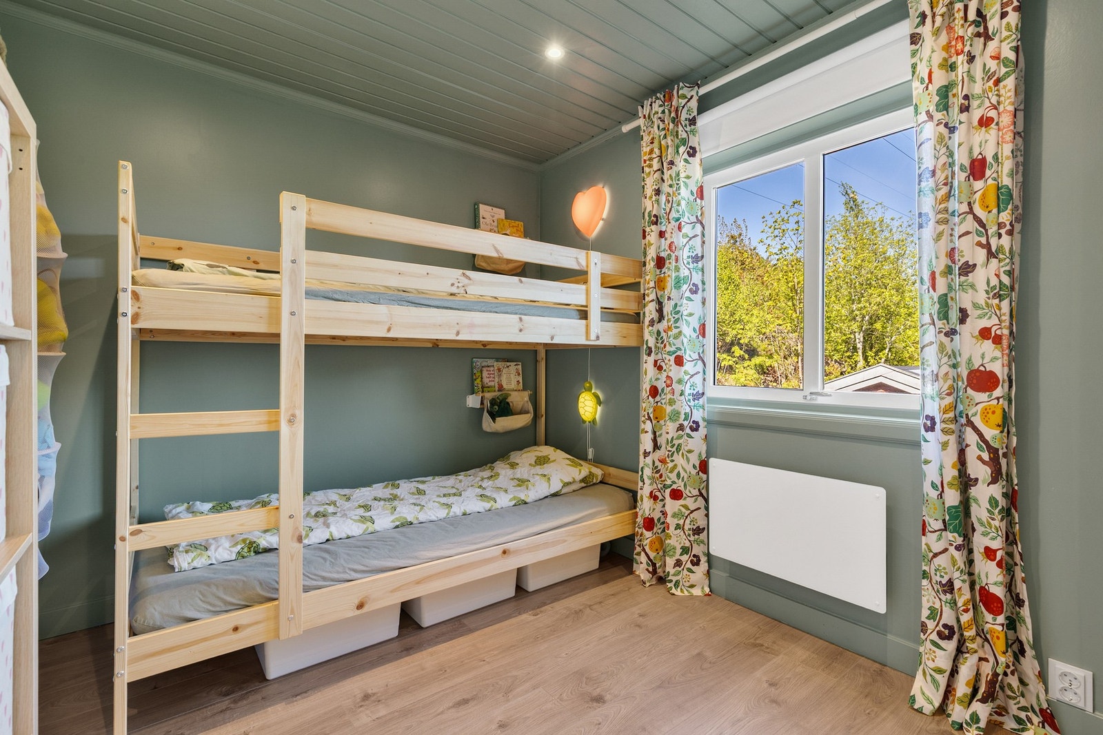 Soverom 2 har også laminatgulv, slette vegger og malt panel i himling Galleribilde