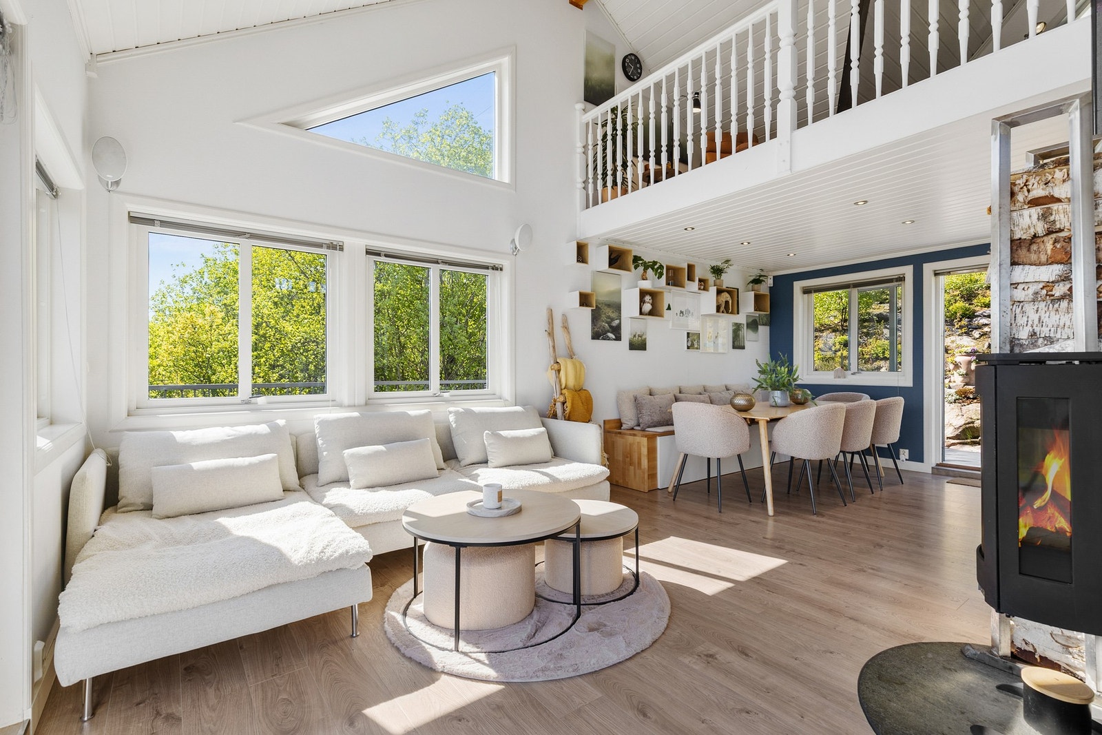 Det er montert en stemningsfull peisovn mellom stue og kjøkken Galleribilde