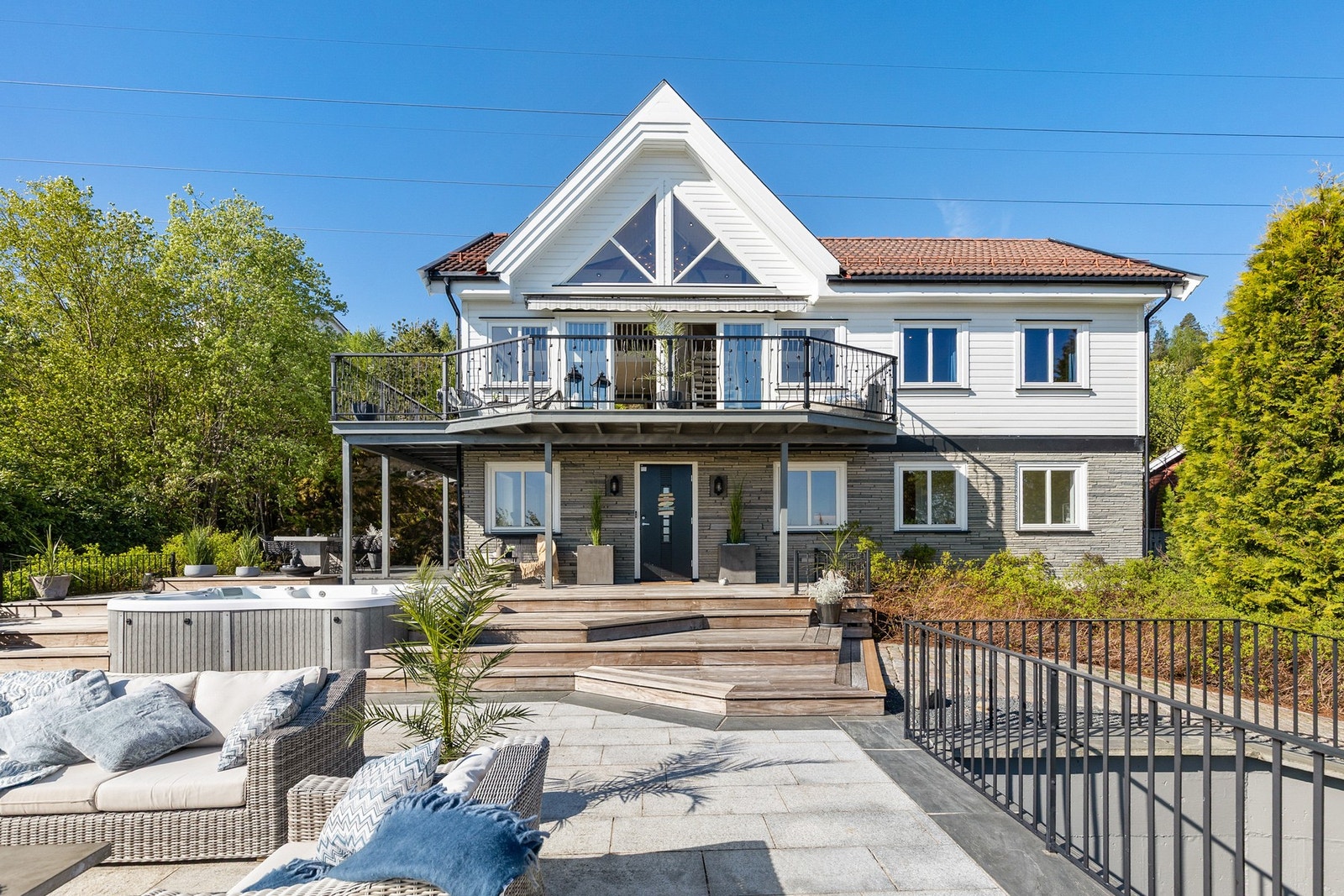 Sydvestvendt terrasse i flere nivåer på til sammen 98 kvm er etablert rundt deler av 1. etasje Galleribilde