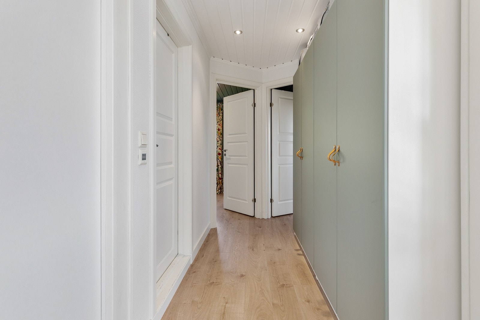 Gang med garderobeskap Galleribilde