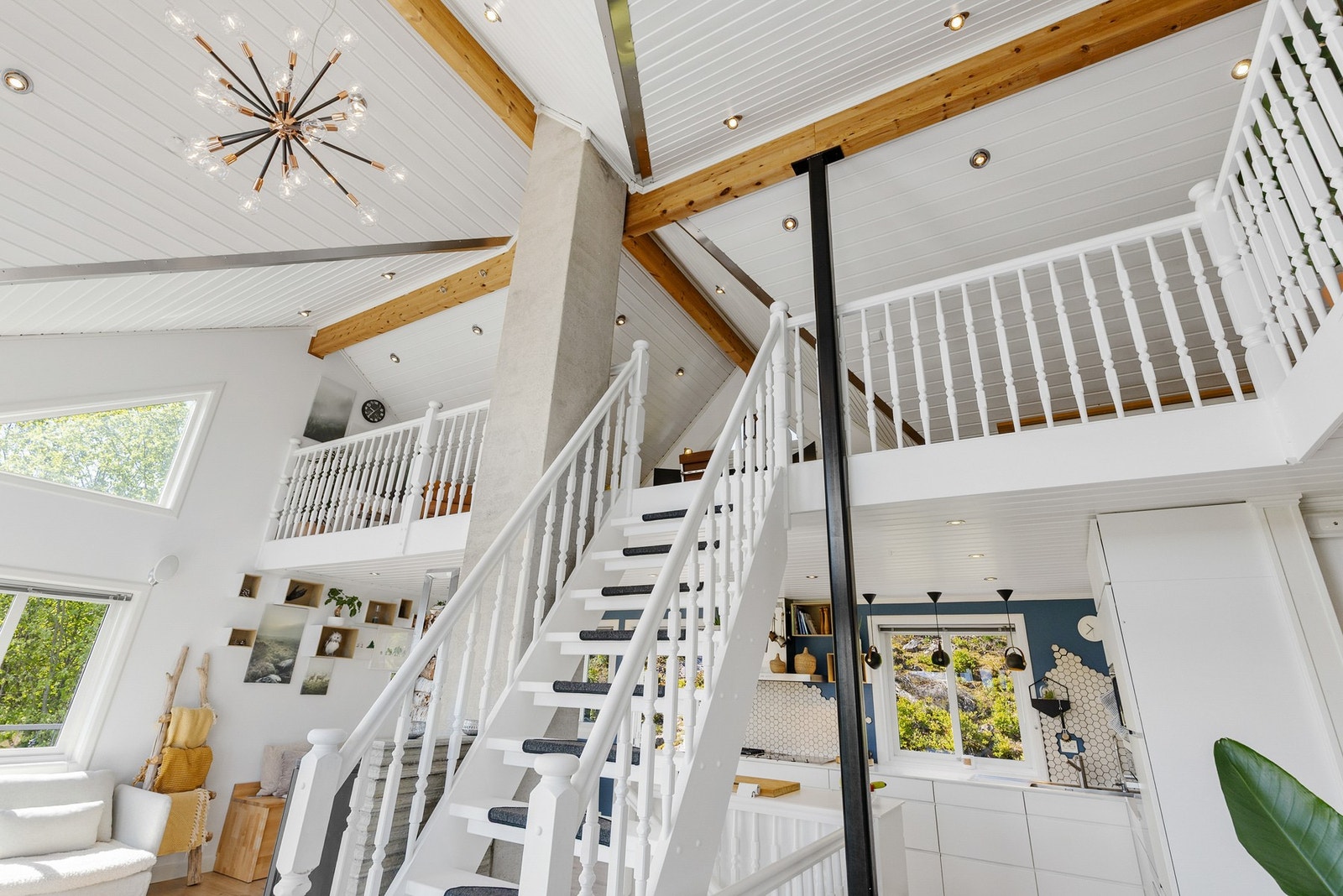 Stuen har en egen hems med god takhøyde Galleribilde