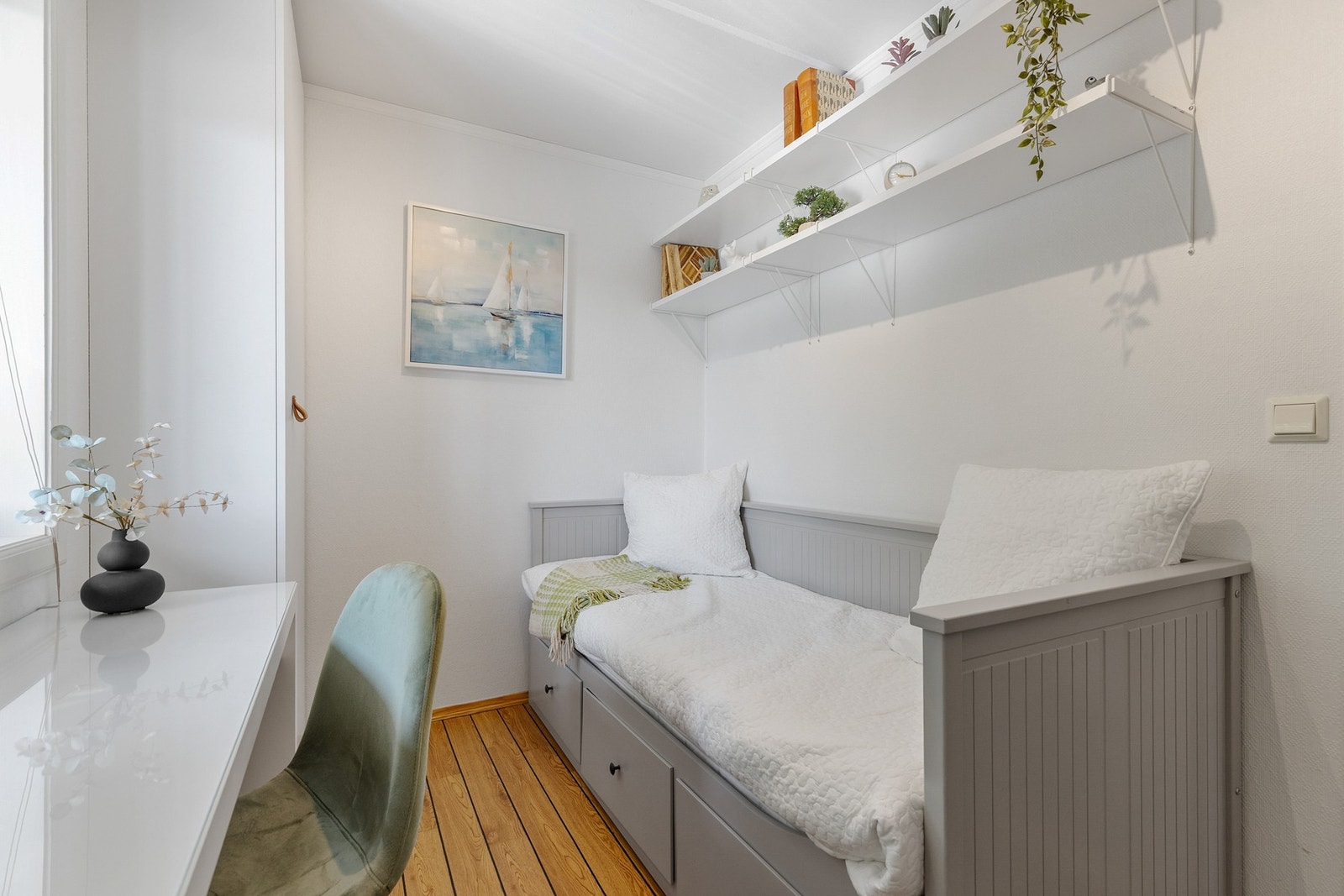 Rommet har plass til enkeltseng og garderobe Galleribilde