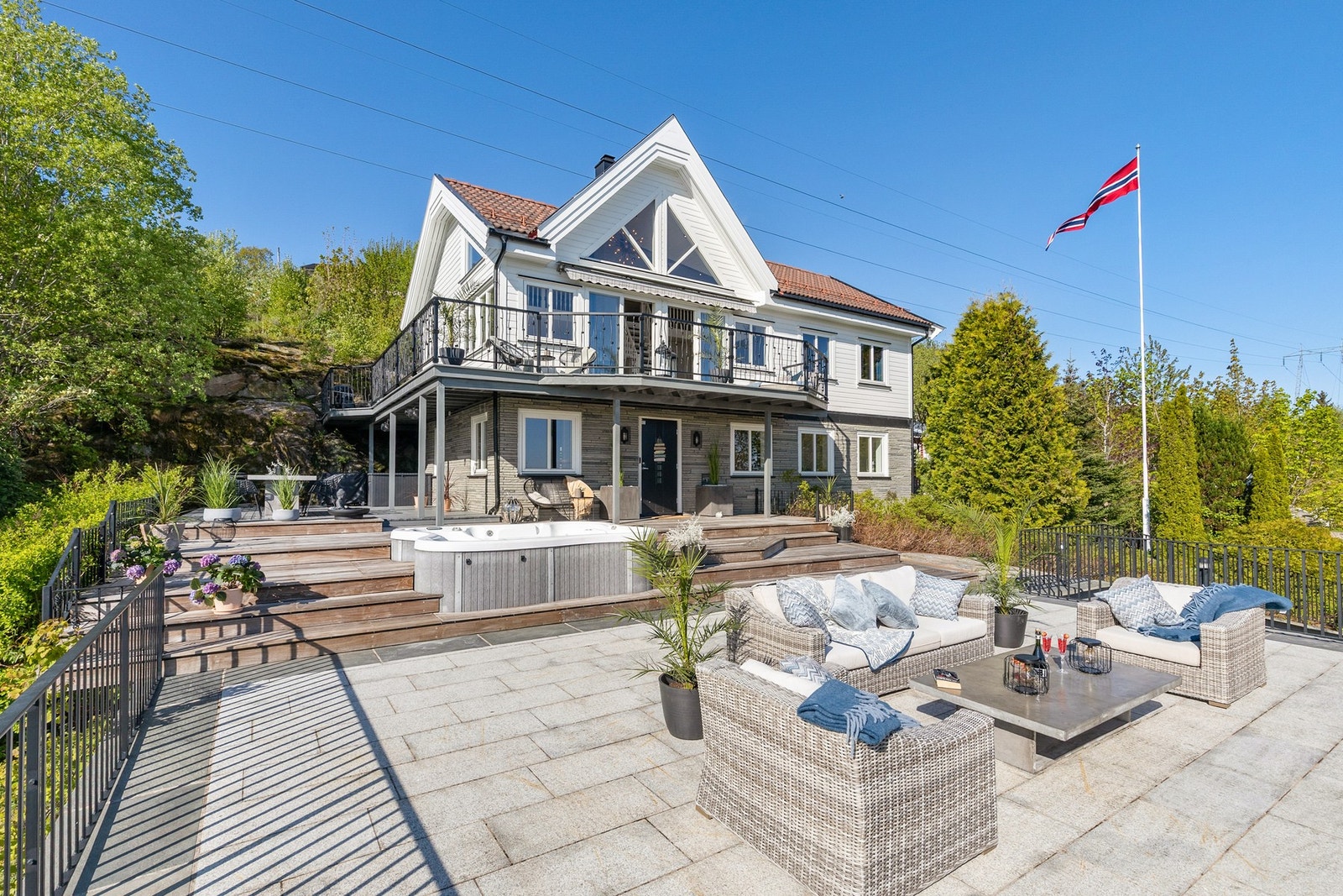 Stor, flott uteplass over garasjen Galleribilde