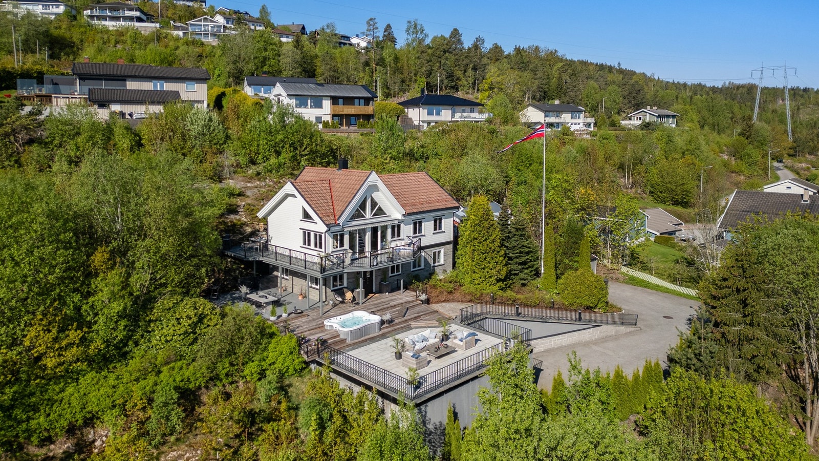 Boligen er fra 2002 og er en gjennomgående god standard med blant annet balansert ventilasjon Galleribilde