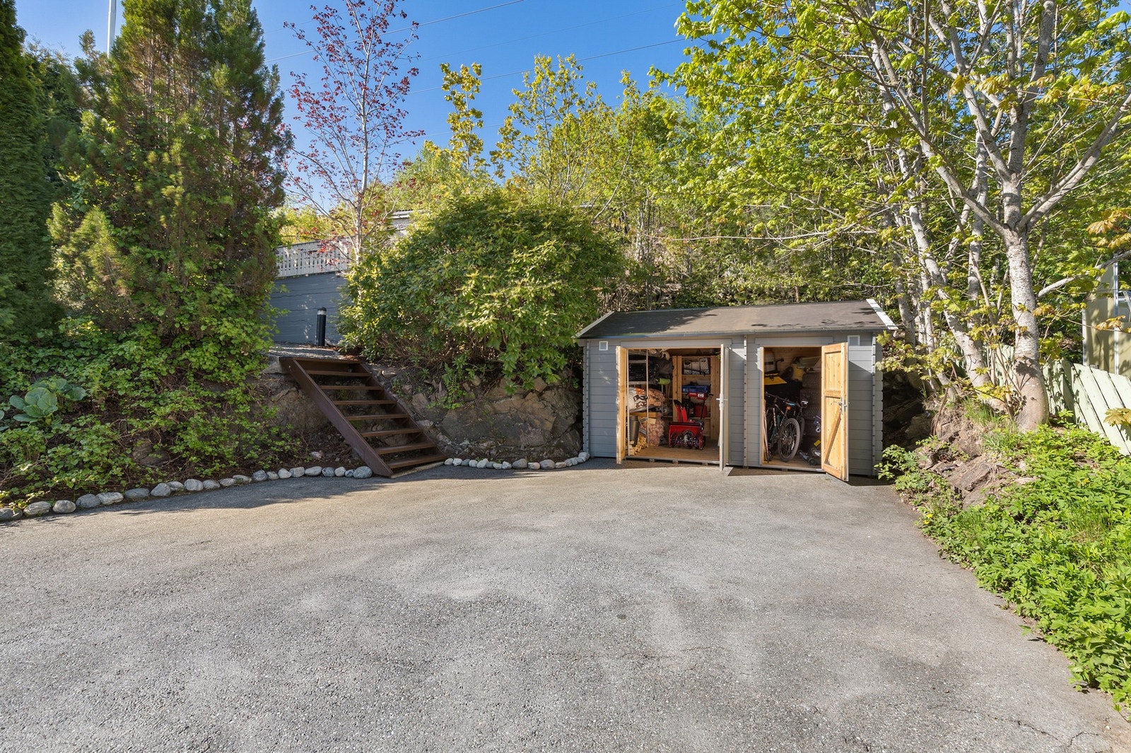 Gårdsplass med trapp opp mot utleiedel og hytte Galleribilde