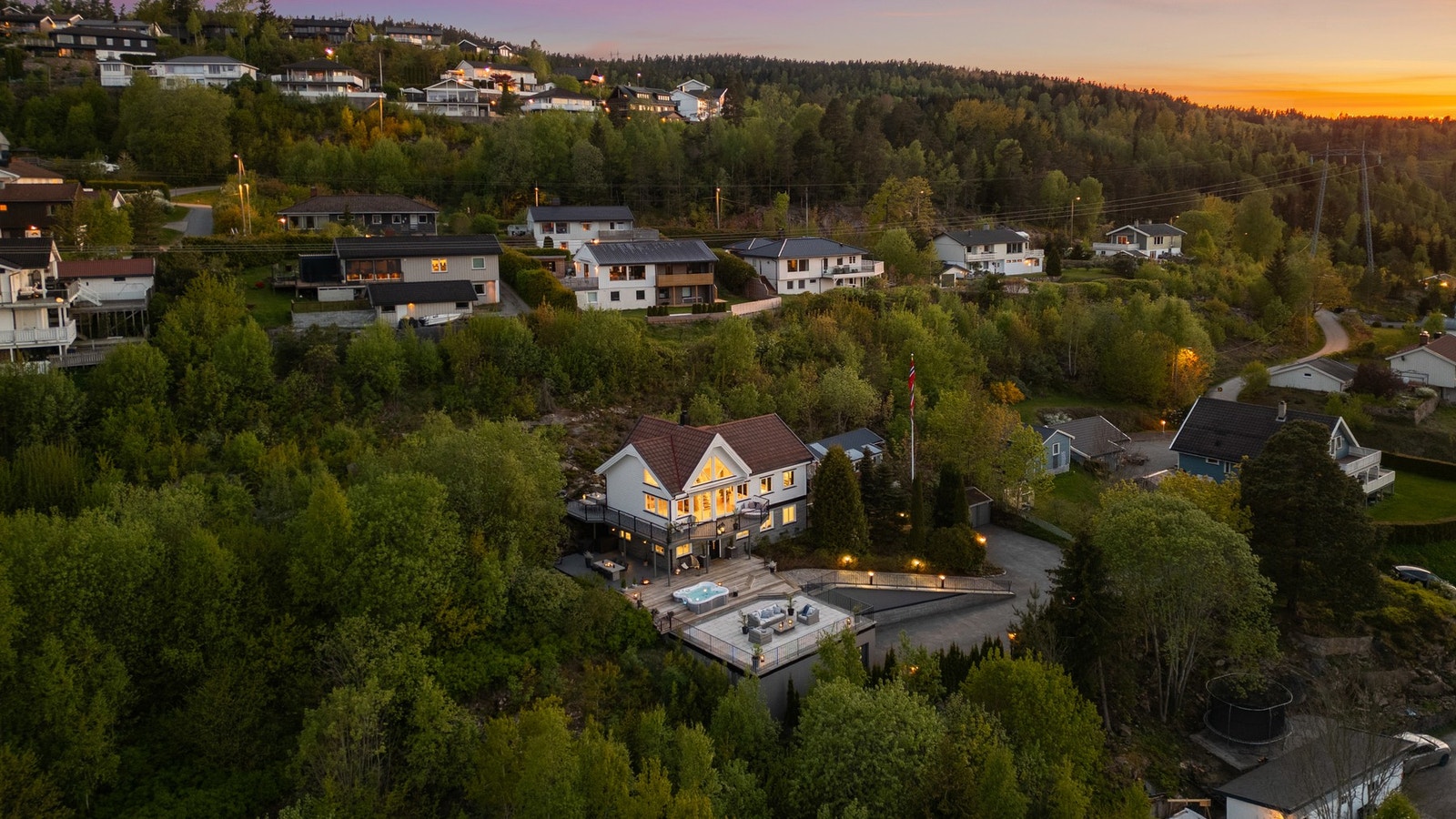 Boligen ligger i et barnevennlig område med nærhet til skoler og barnehager Galleribilde