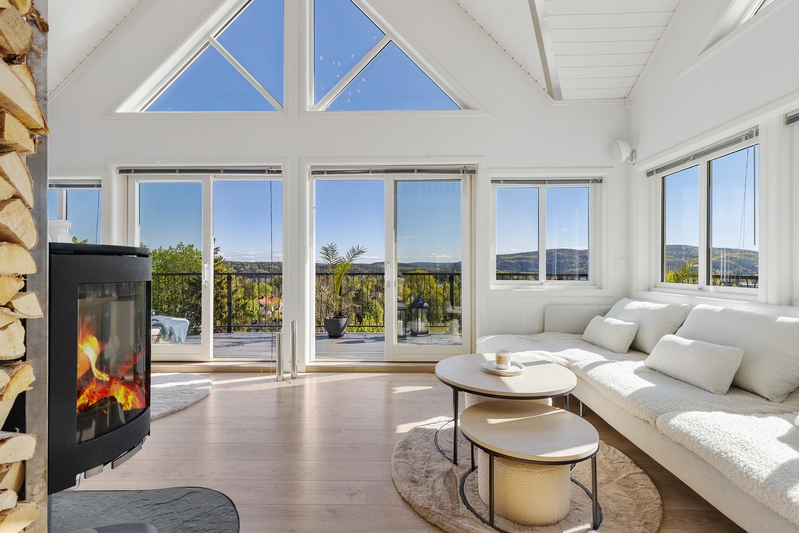 Stuen har god plass til sofa og spisebord, samt fantastisk utsikt over nærområdene Galleribilde