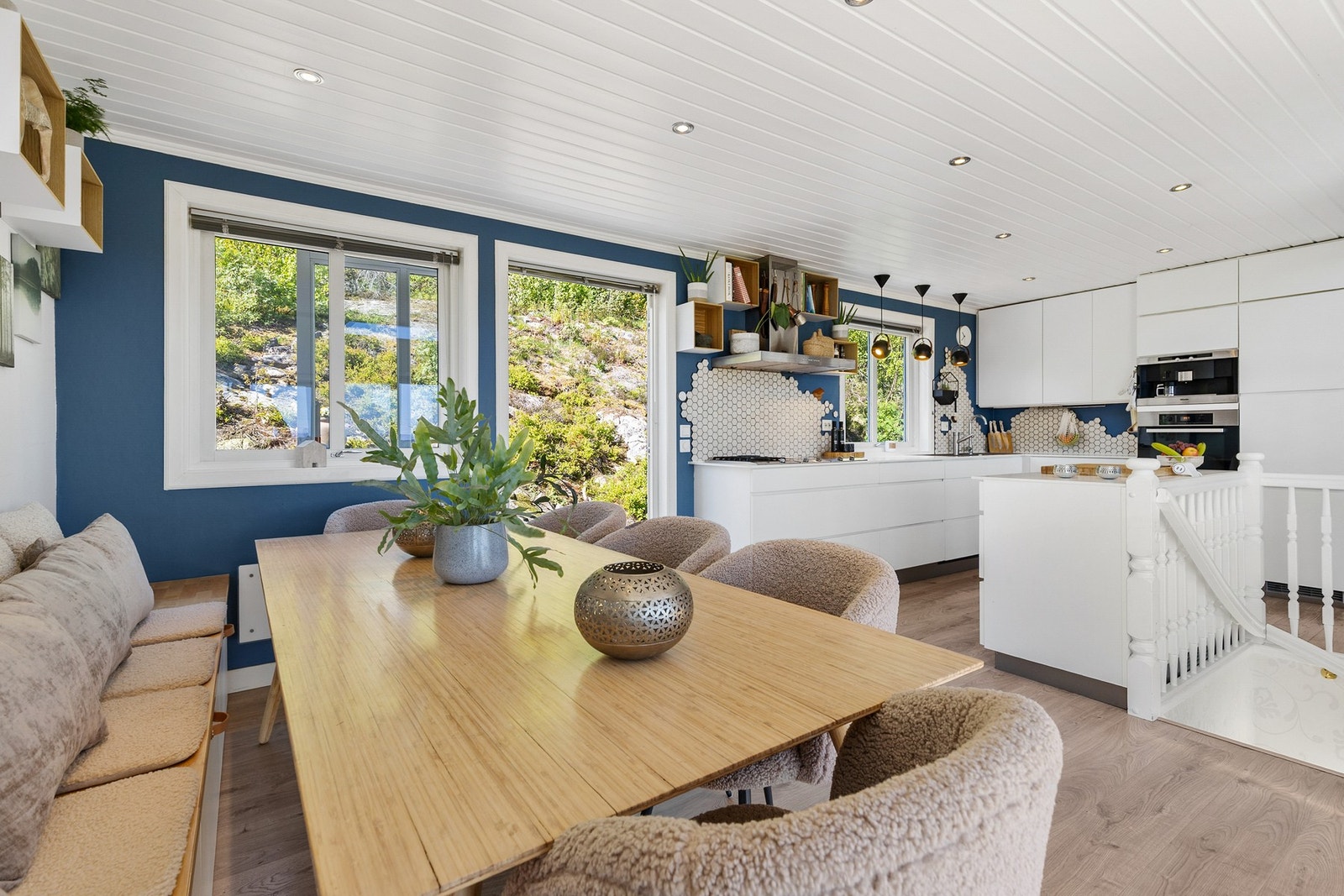 Stilren kjøkkeninnredning med slette fronter og benkeplater av kompaktlaminat fra 2011 Galleribilde