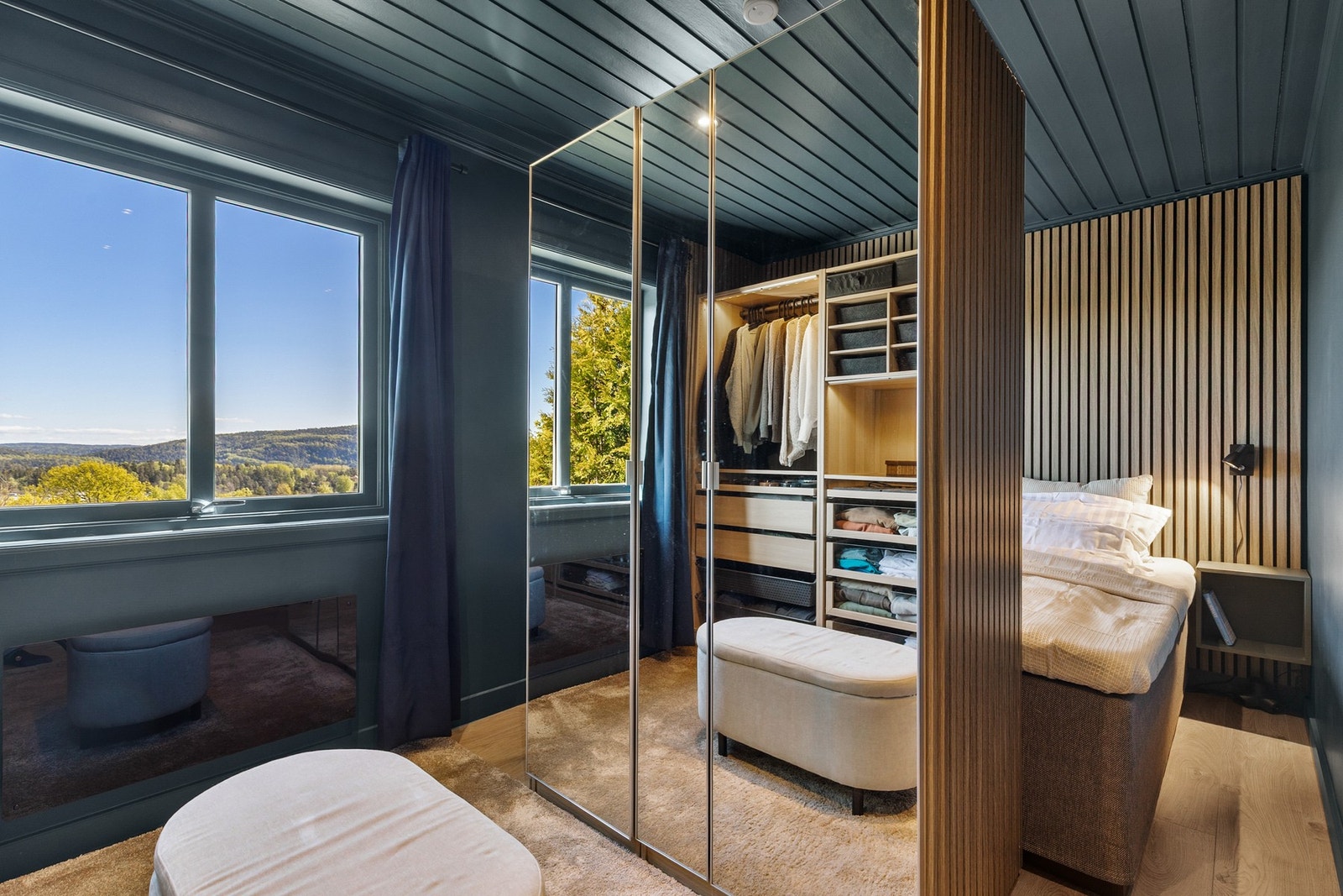 Praktisk adskilt med lettvegg og garderobeskap med speil Galleribilde