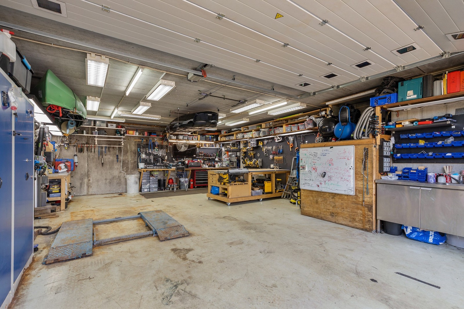 Oppgradert garasje med meget gode lagringsmuligheter Galleribilde