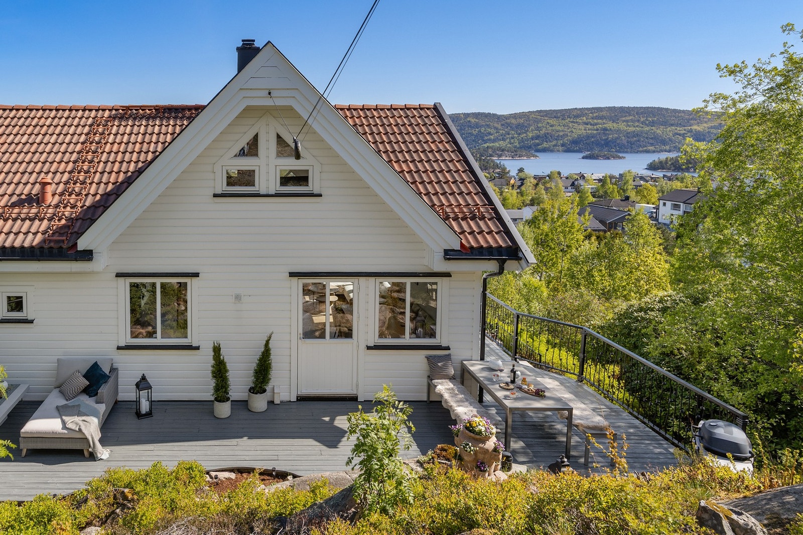 Fin, vestvendt terrasse med adkomst til kjøkkenet Galleribilde