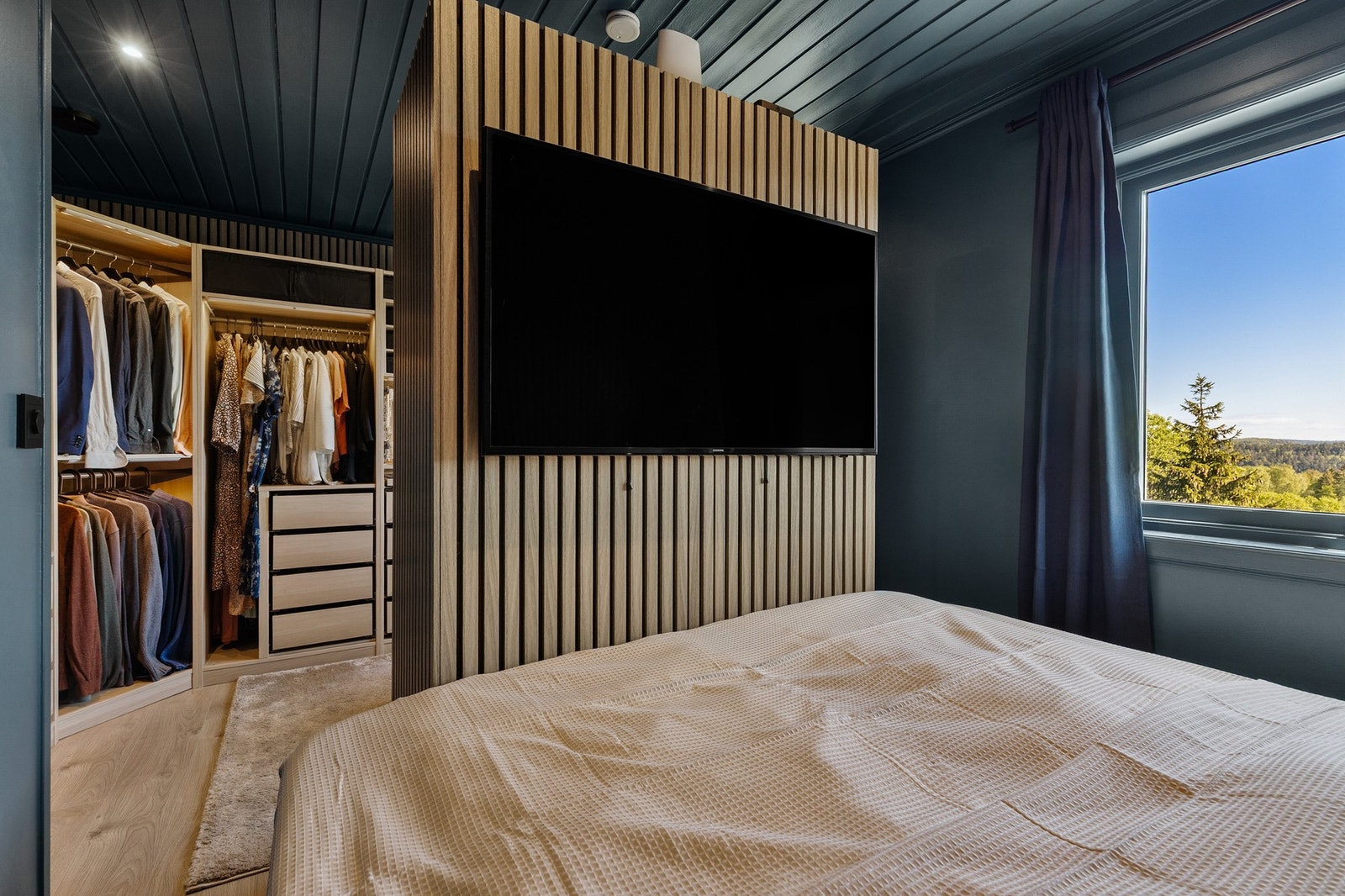 Det er montert en lettvegg med opplegg for TV og skjerming mot stor garderobeløsning Galleribilde