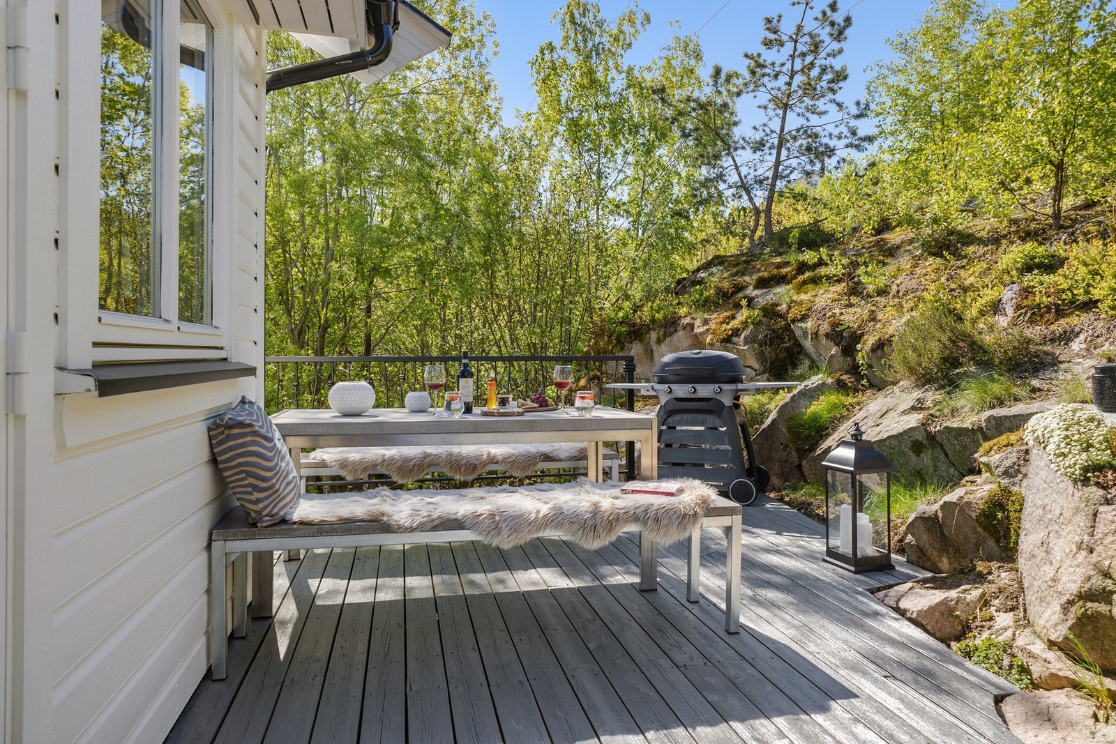 Her kan en nyte middager i sola Galleribilde