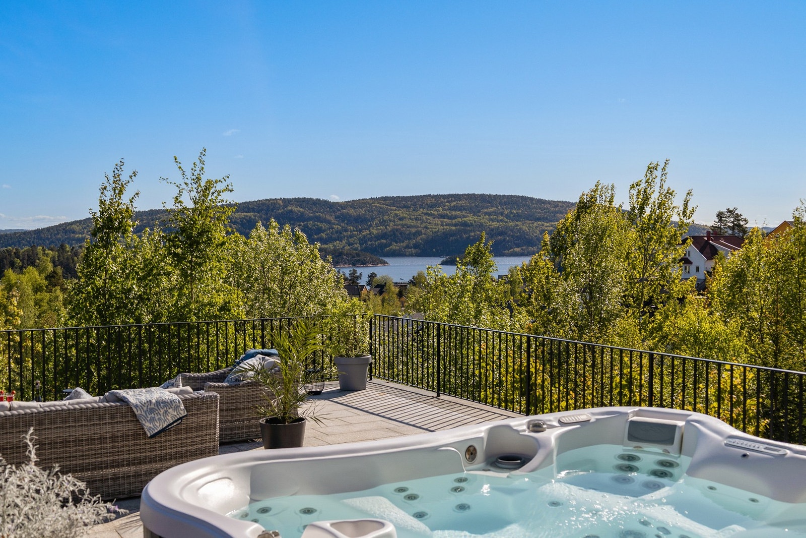 Boblebad medfølger. Her kan du nyte fantastisk utsikt i skjermede omgivelser Galleribilde