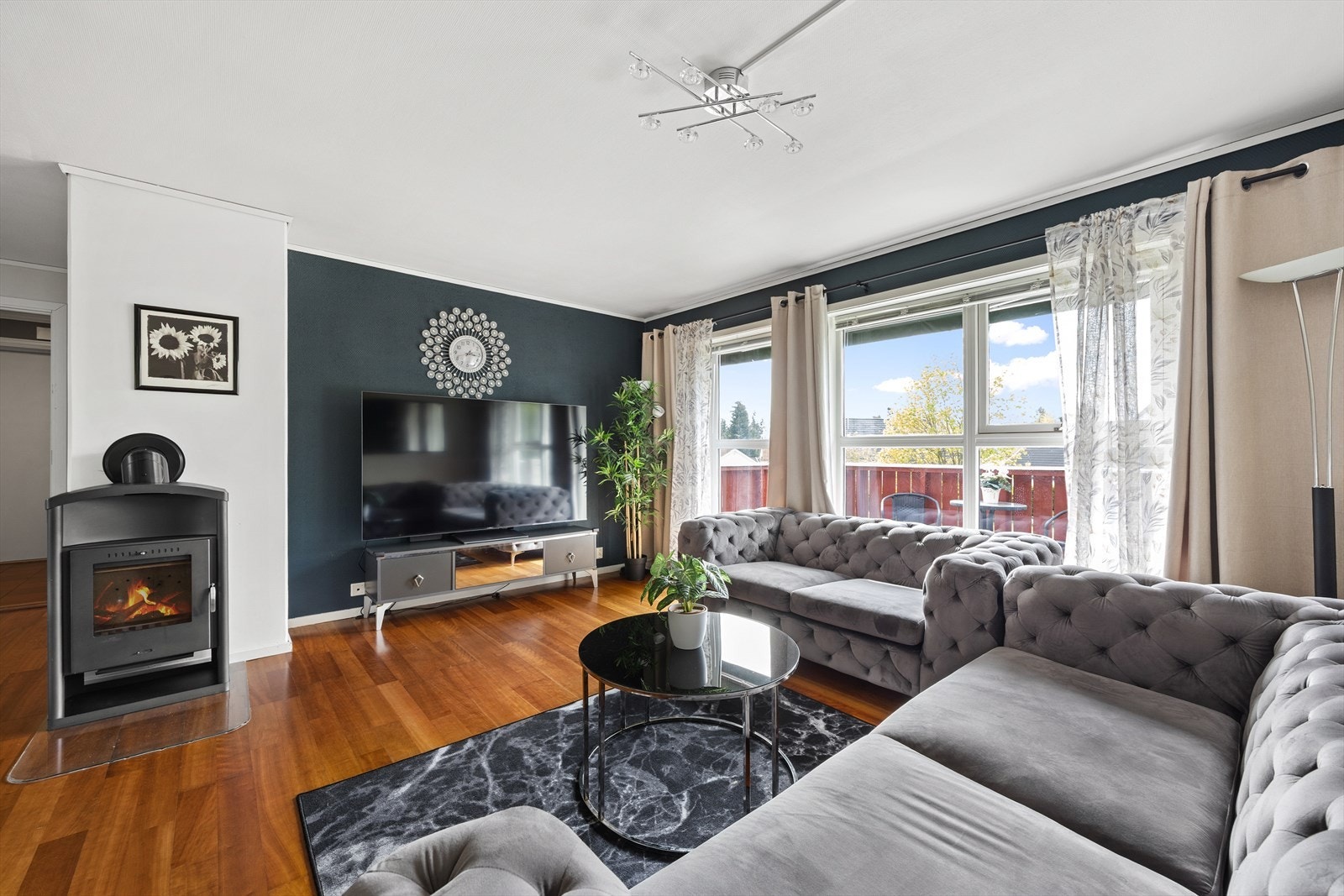 Stue med peis og utgang til balkong. Galleribilde