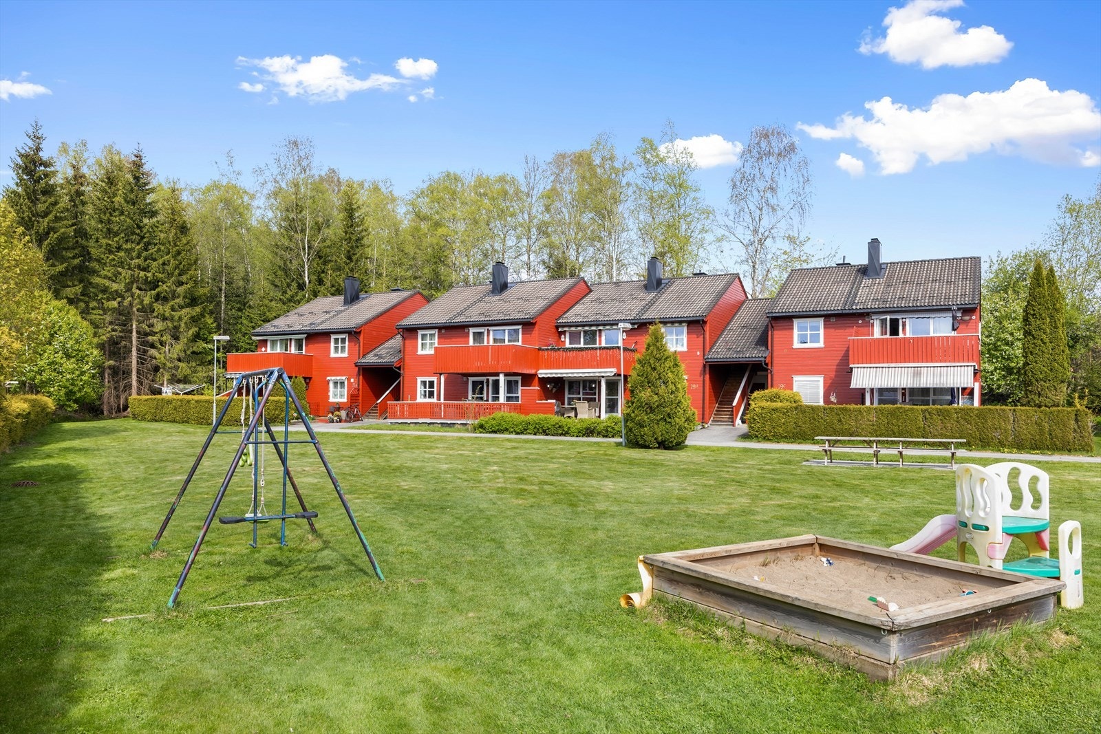 Felles grøntområde med lekeplass for barna. Galleribilde