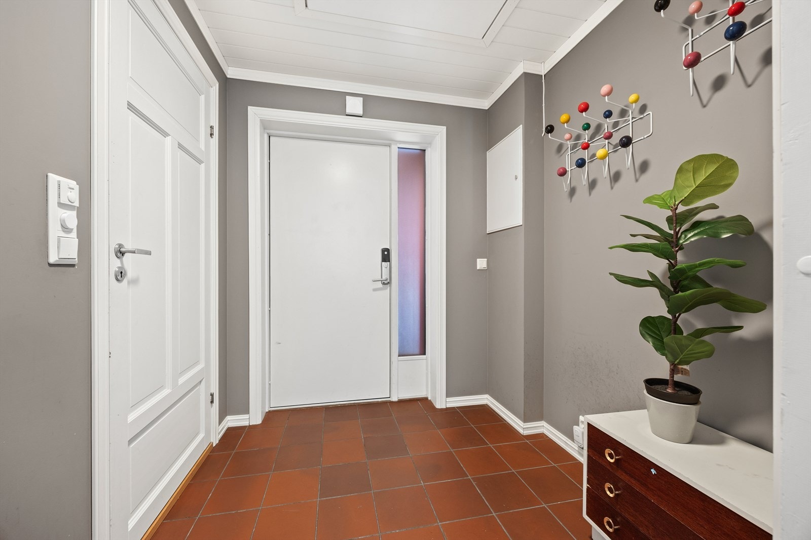 Innbydende entré med flislagt gulv. Galleribilde