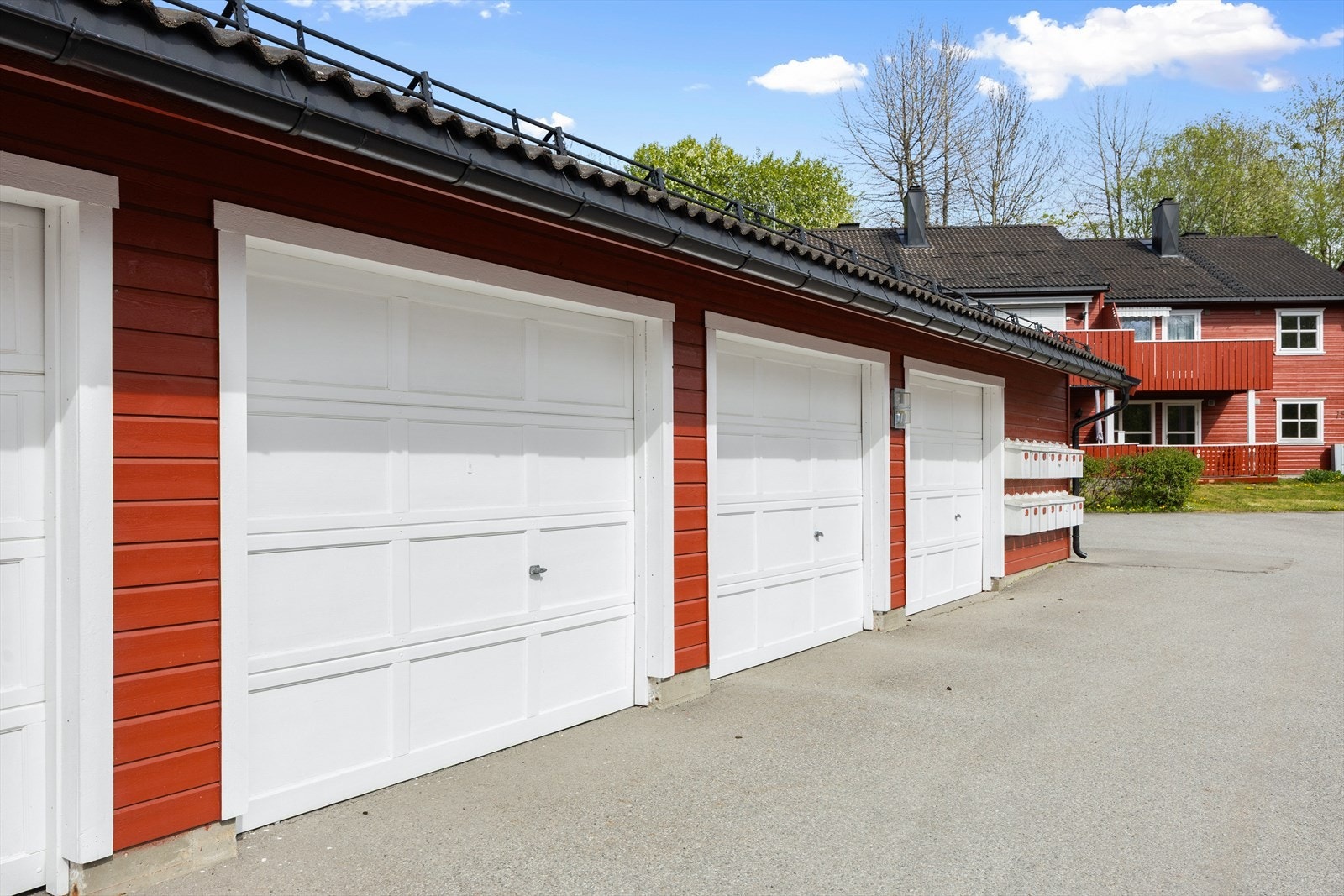 Leiligheten disponerer en garasjeplass i rekke. Galleribilde