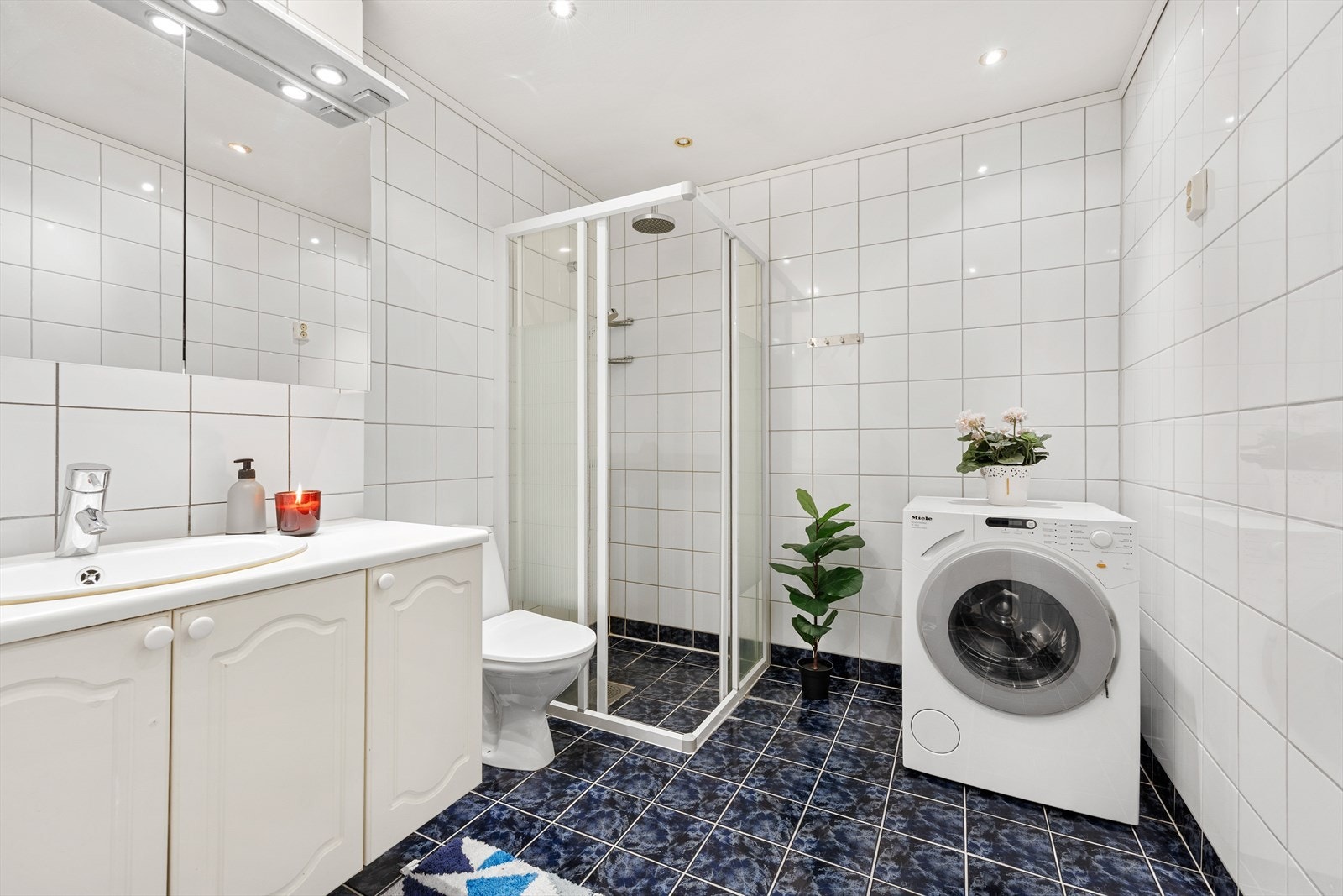 Bad med dusjkabinett og vaskemaskin. Galleribilde