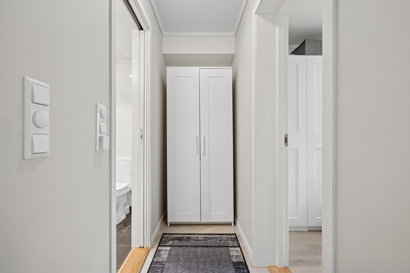 Plass til garderobeskap i gangen mellom badet og soverommet Galleribilde
