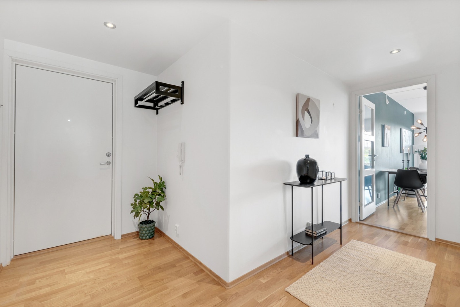 Romslig entré Galleribilde