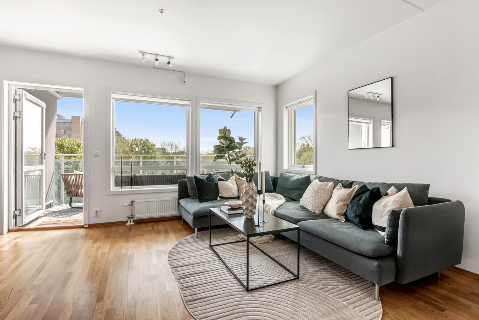 Stue med utgang til solrik balkong Galleribilde