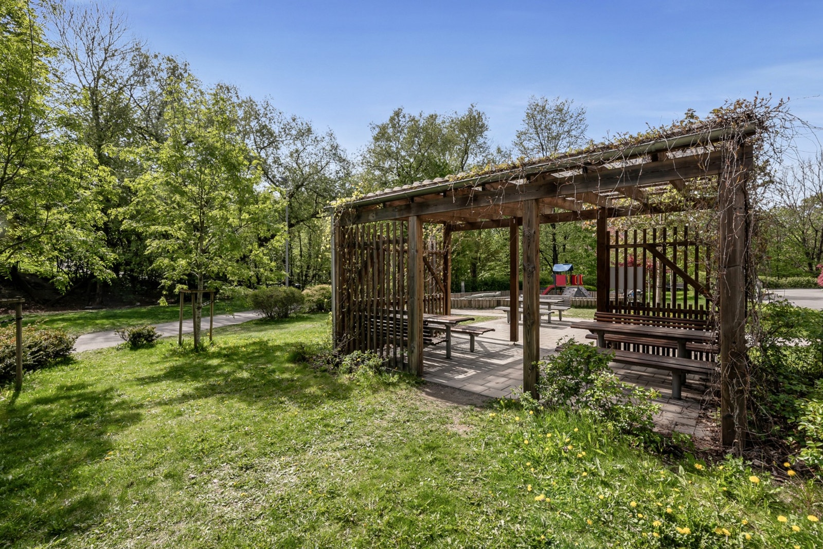 Meget tiltalende uteområde, hvor man kan nyte sene sommerkvelder Galleribilde