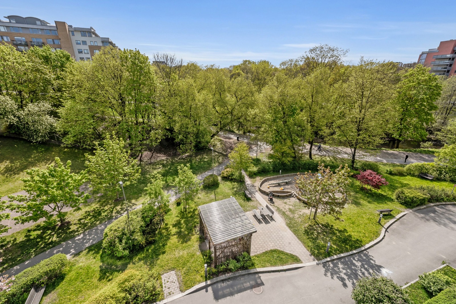 Nydelig utsikt man kan nyte fra solrik balkong, og lytte til bruset fra Akerselva! Galleribilde