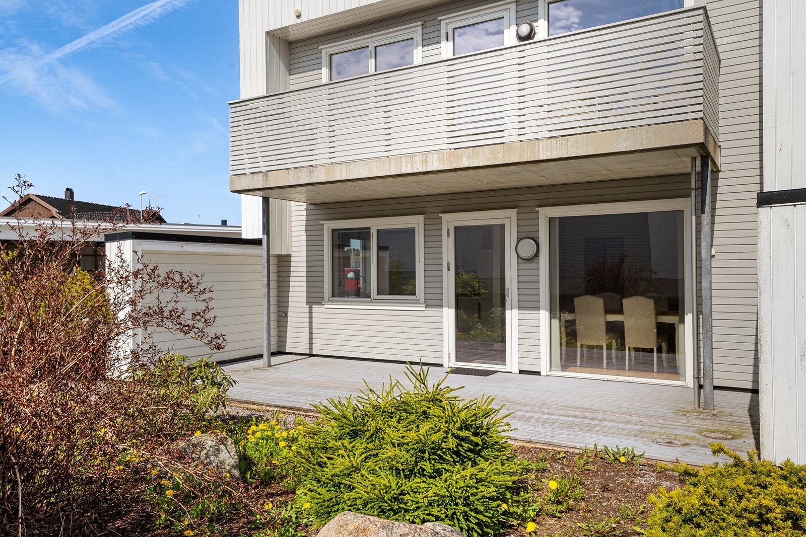 Fra stuen er det tilgang til en stor terrasse med flere innredningsmuligheter. Galleribilde