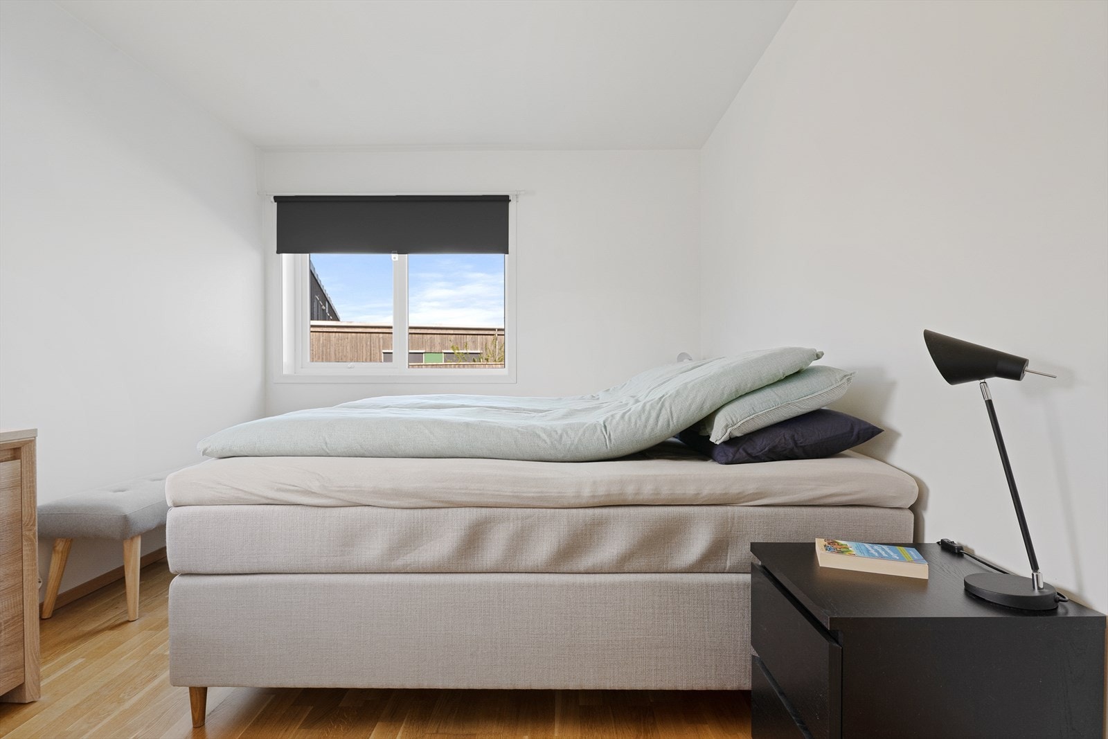 Rommet har et lyst og nøytralt fargevalg. Galleribilde