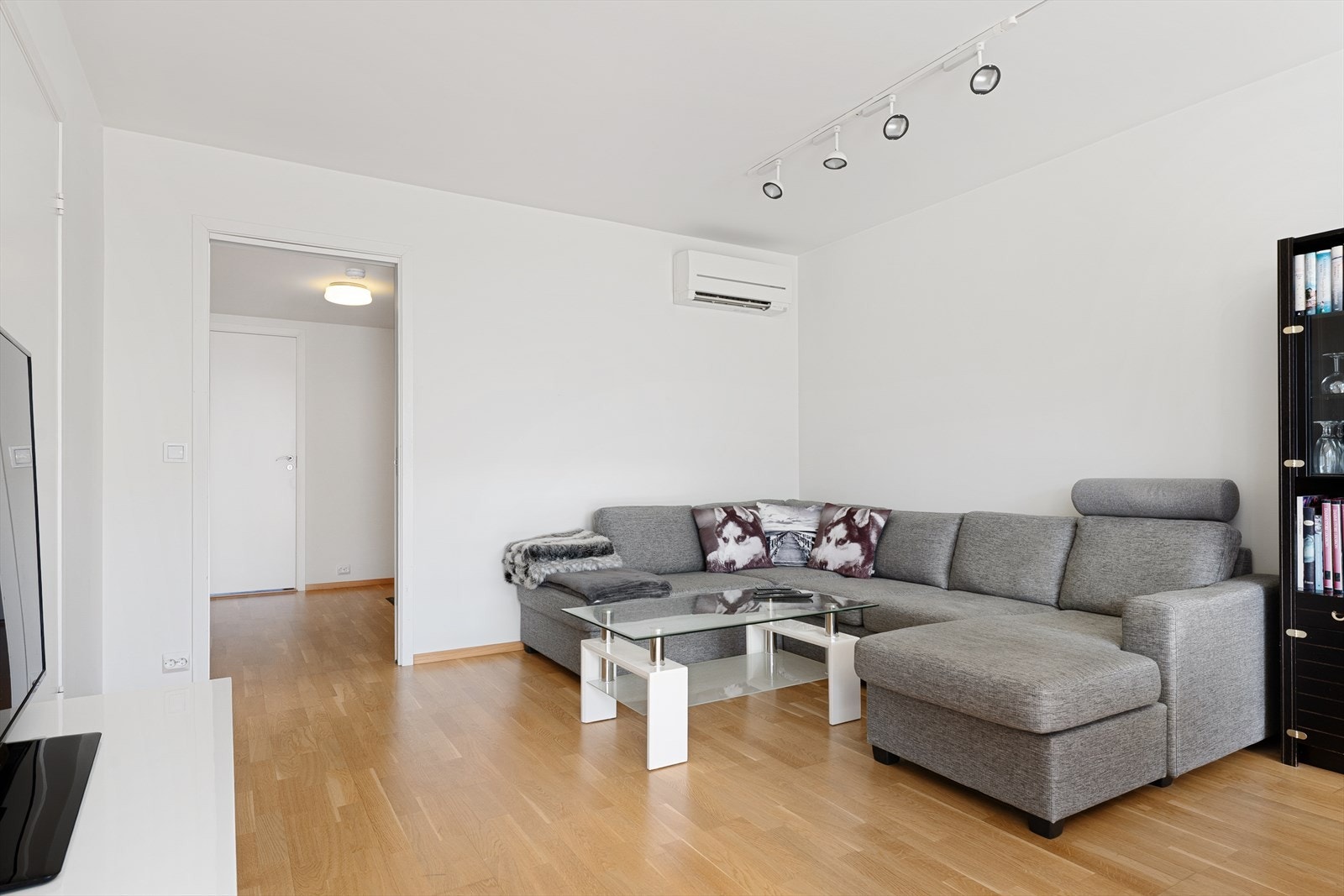 Videre inn i boligen er det en stor stue. Bygget har oppforet tregulv på betongdekke og balansert ventilasjon. Galleribilde