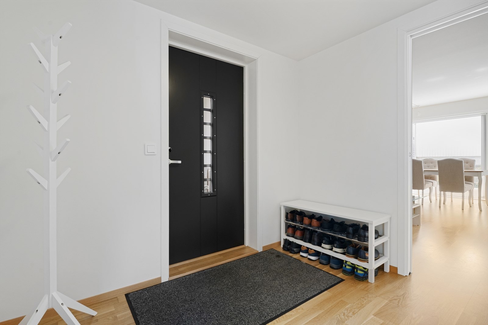 Entre har god plass til oppbevaring av yttertøy. Galleribilde