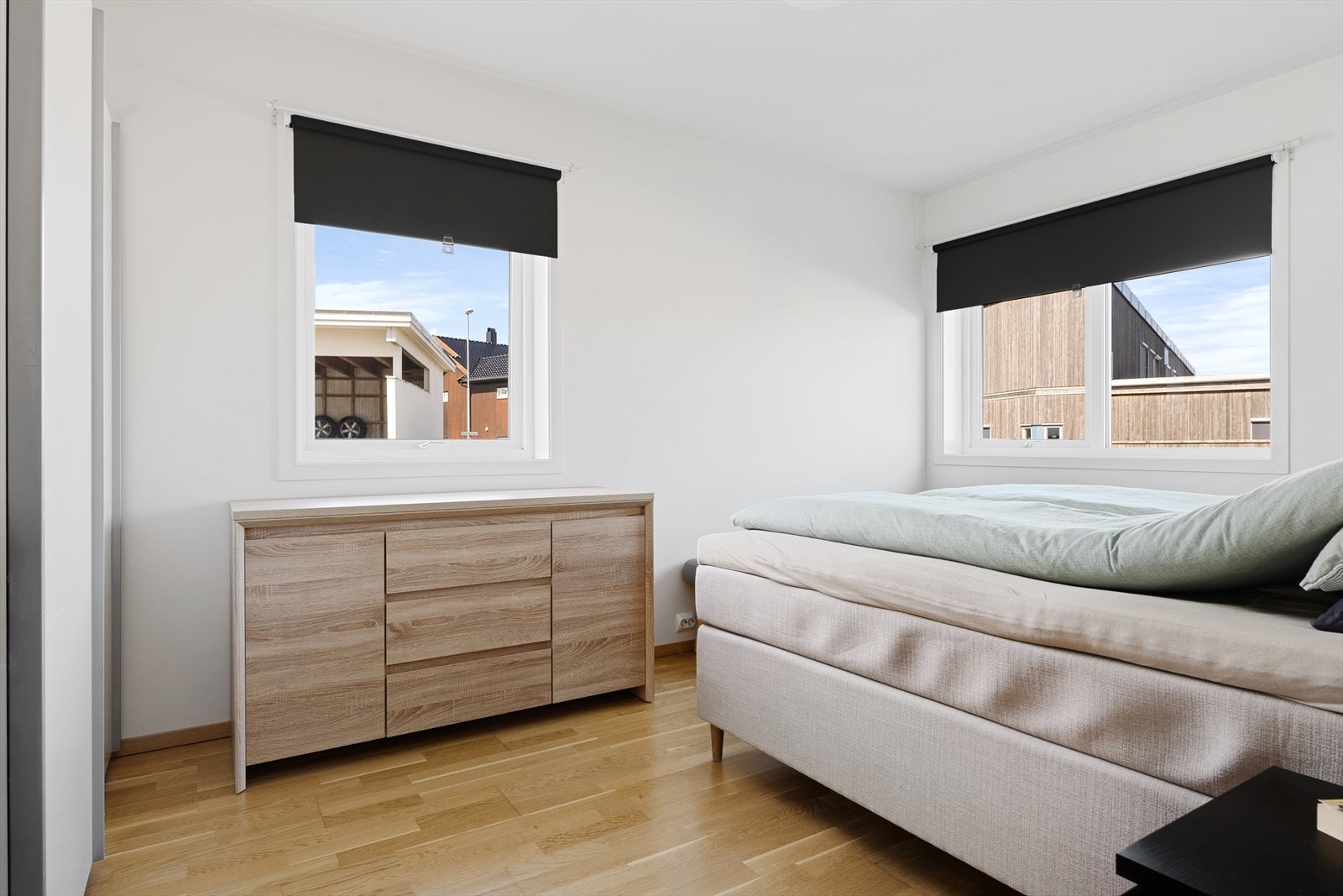 Soverom 1. Rommet er av romslig karakter og rommer en stor segn samt god skapplass. Galleribilde