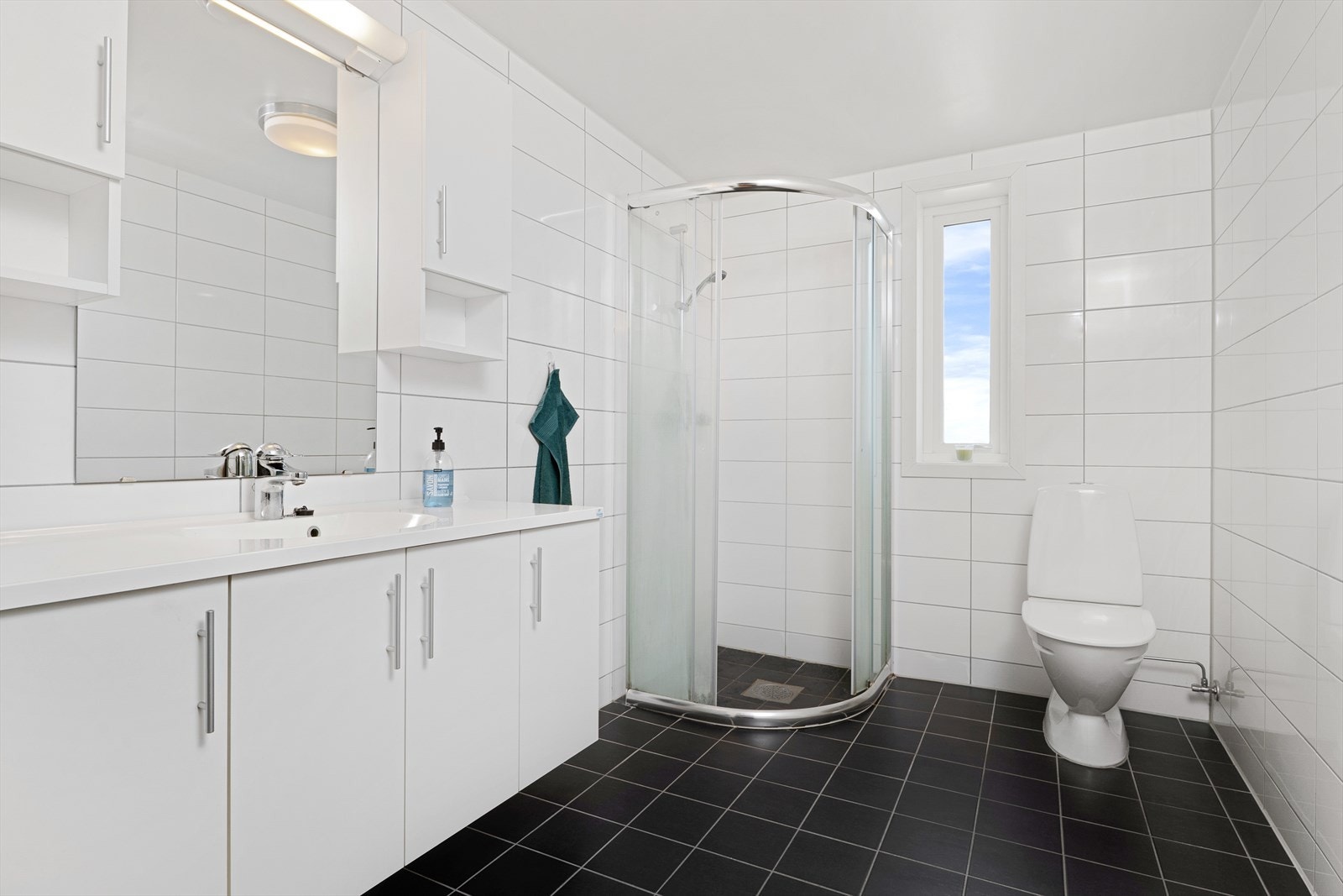 Badet har varmekabler i gulv for ekstra komfort! Her er det mekanisk avtrekk. Galleribilde