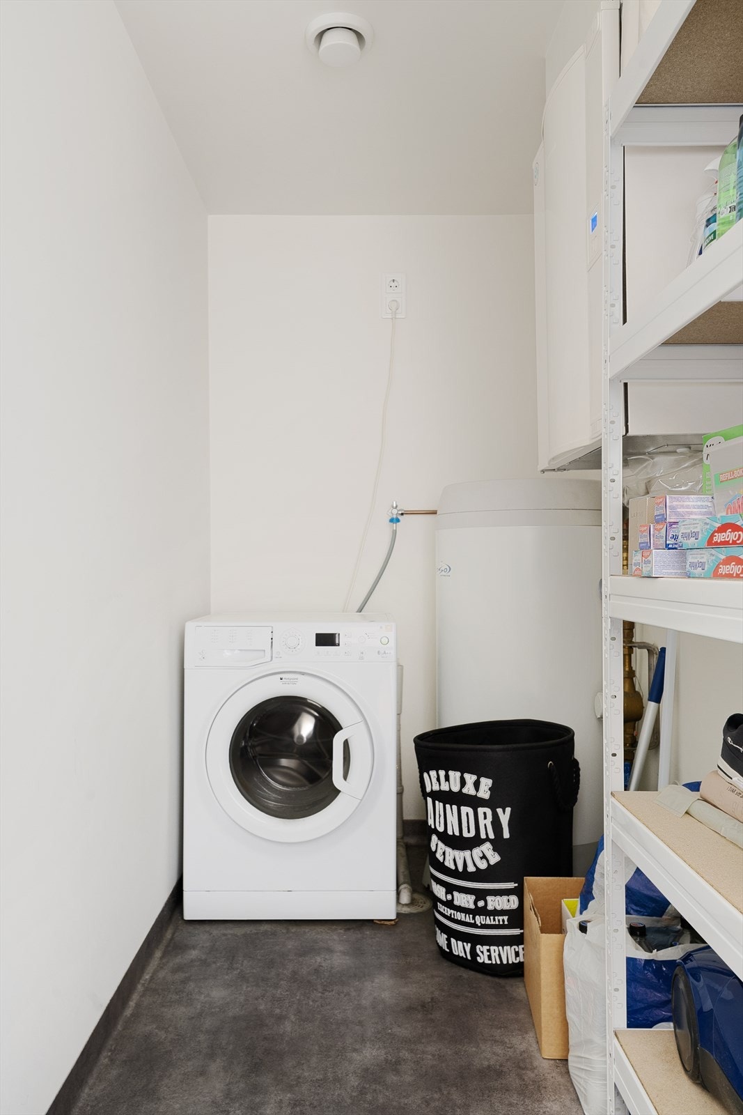 Vaskerom/Bod. I originale tegninger er rommet inntegnet som bod. Vinylbelegg på gulv og malte overflater på vegger. Galleribilde