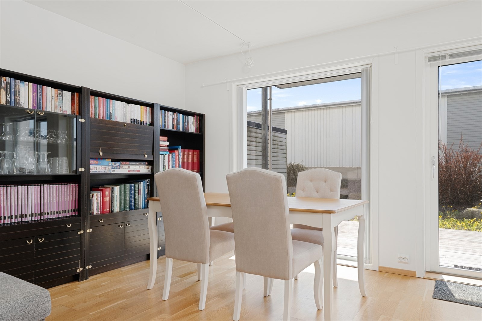 Stuen har store vindusflater som gir riktig mengde naturlig lys til boligen. Galleribilde