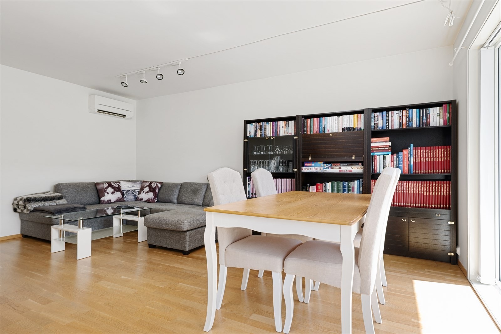 Boligen har også plass til et stort spisebord. Galleribilde